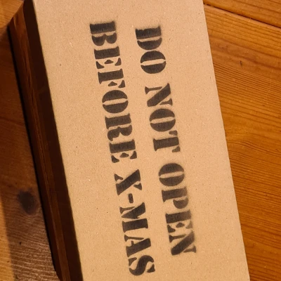 Khuôn Sơn Xịt "KHÔNG ĐƯỢC MỞ TRƯỚC GIÁNG SINH"