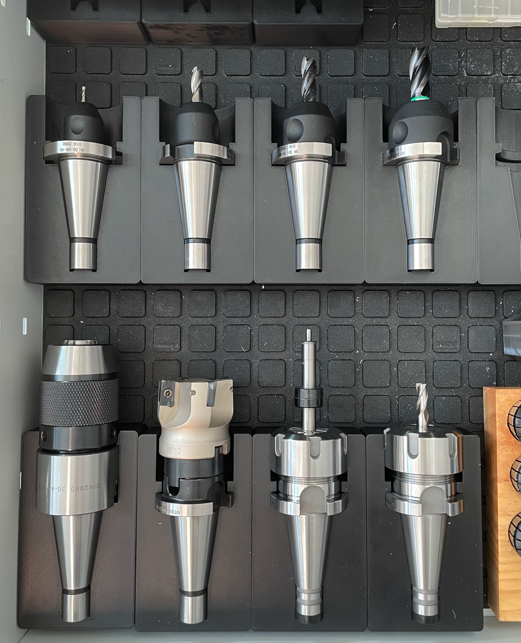 Hộp Đựng Dao Cụ SK30 DIN2080 Trên Thảm Hoffmann GridLine