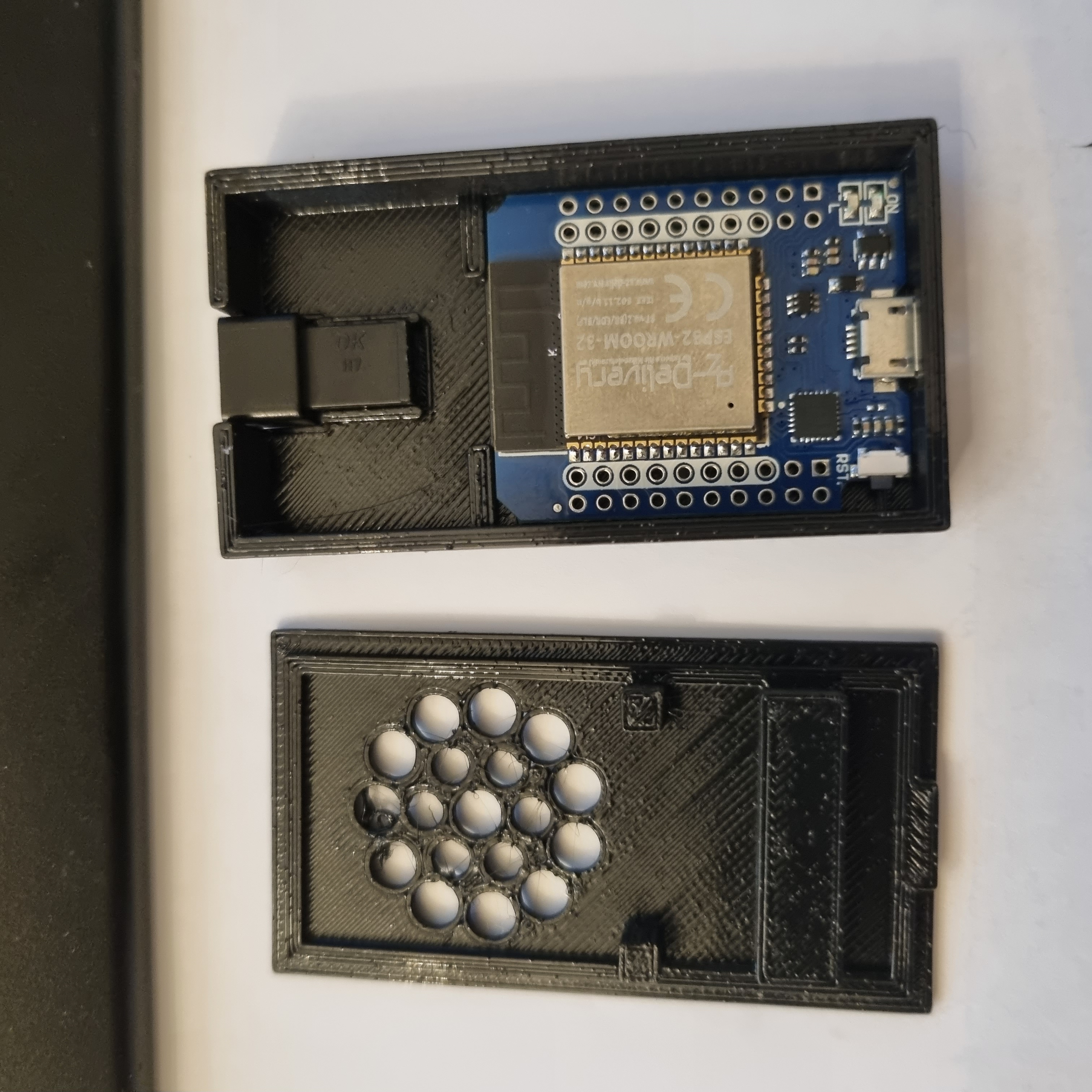 Hộp D1 Mini Esp32 có khe cắm LED