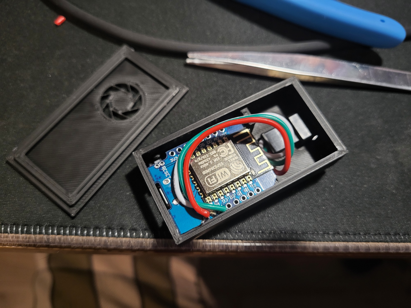 Vỏ D1 Mini có chỗ cắm LED