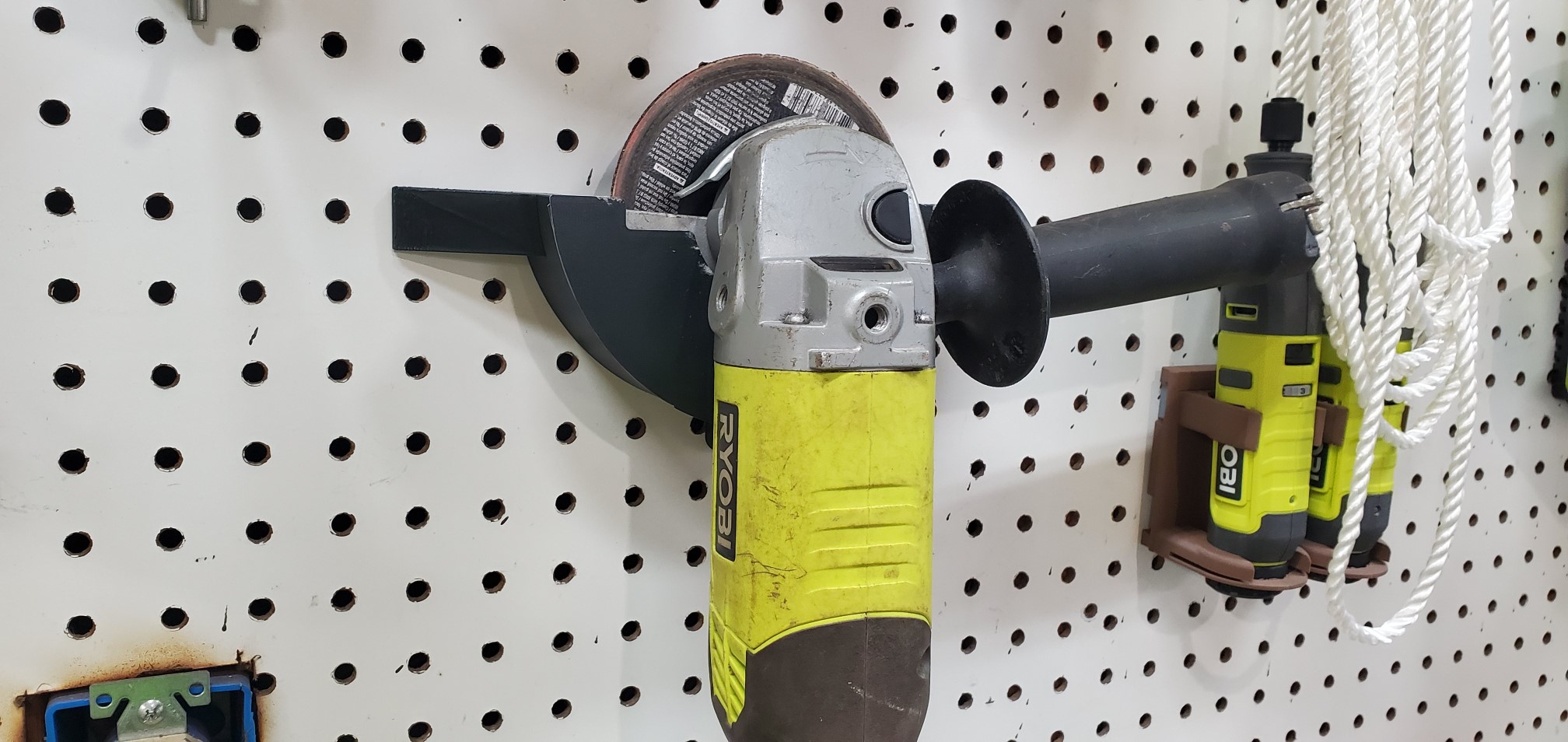 Giá đỡ máy mài góc Ryobi cho Pegboard