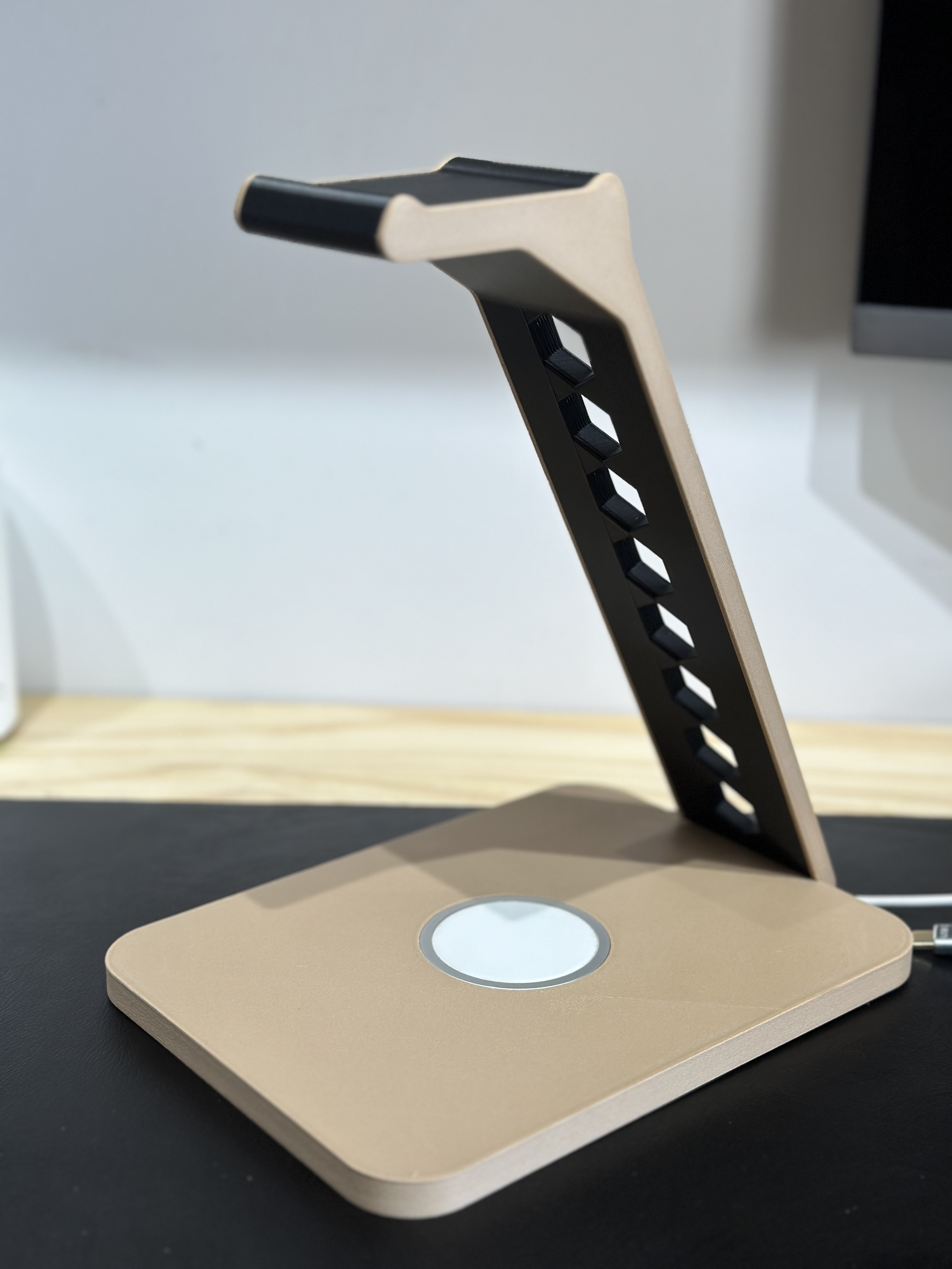 Giá đỡ Tai nghe + Khu vực sạc điện thoại cảm ứng