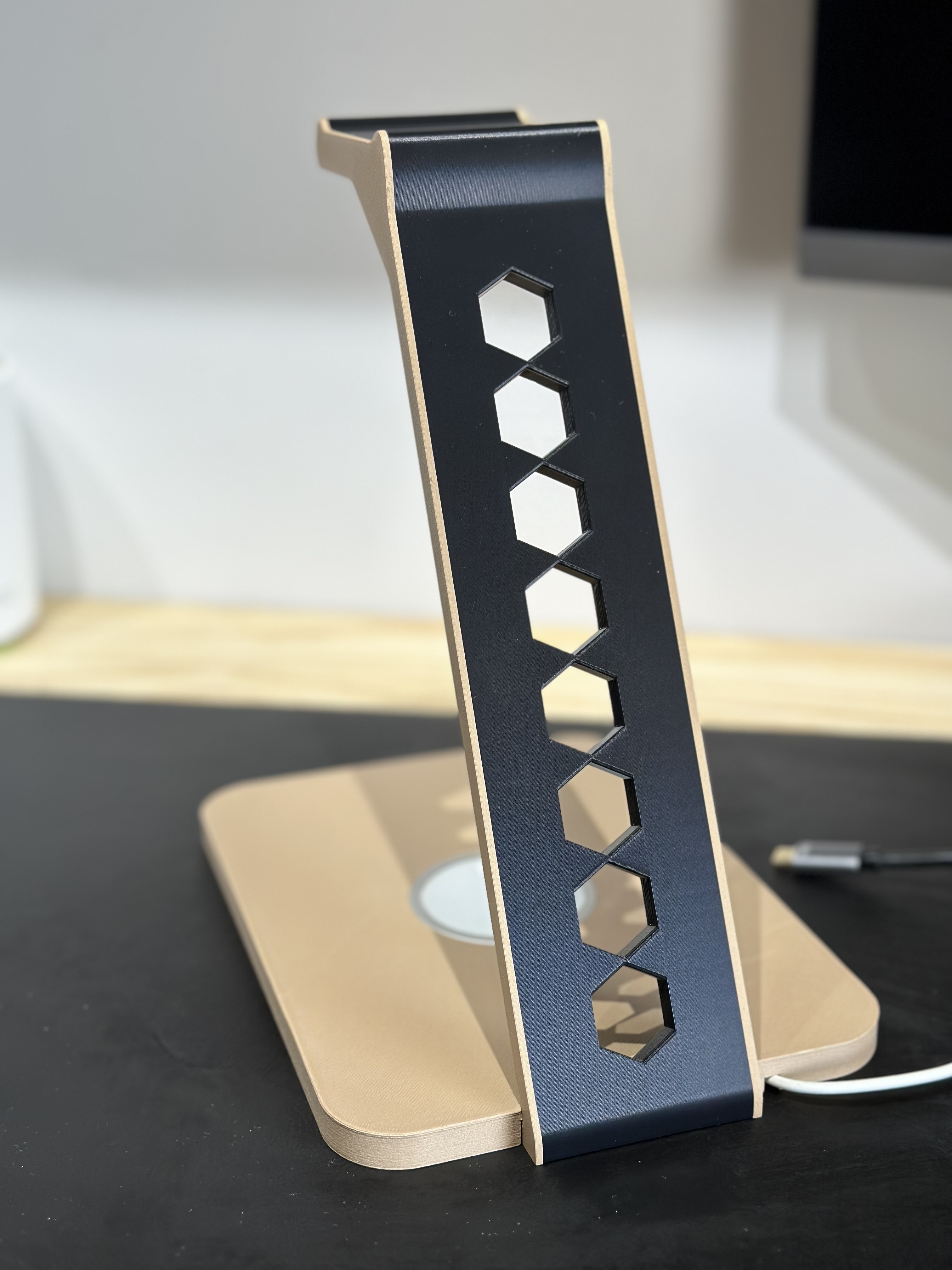 Giá đỡ Tai nghe + Khu vực sạc điện thoại cảm ứng