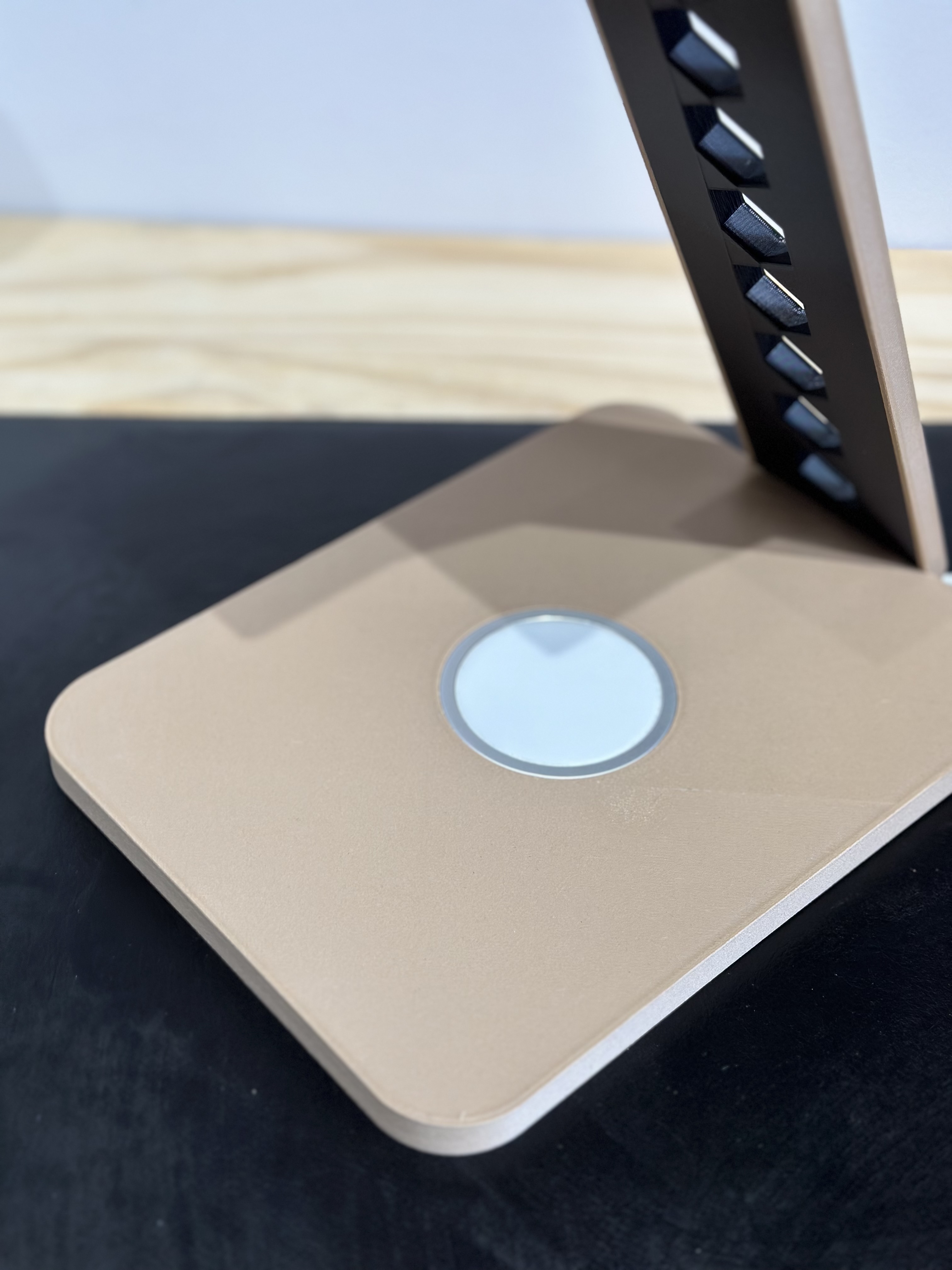 Giá đỡ Tai nghe + Khu vực sạc điện thoại cảm ứng