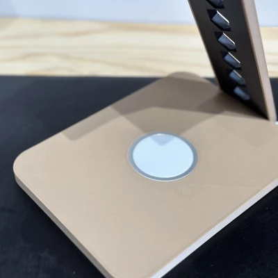 Giá đỡ Tai nghe + Khu vực sạc điện thoại cảm ứng