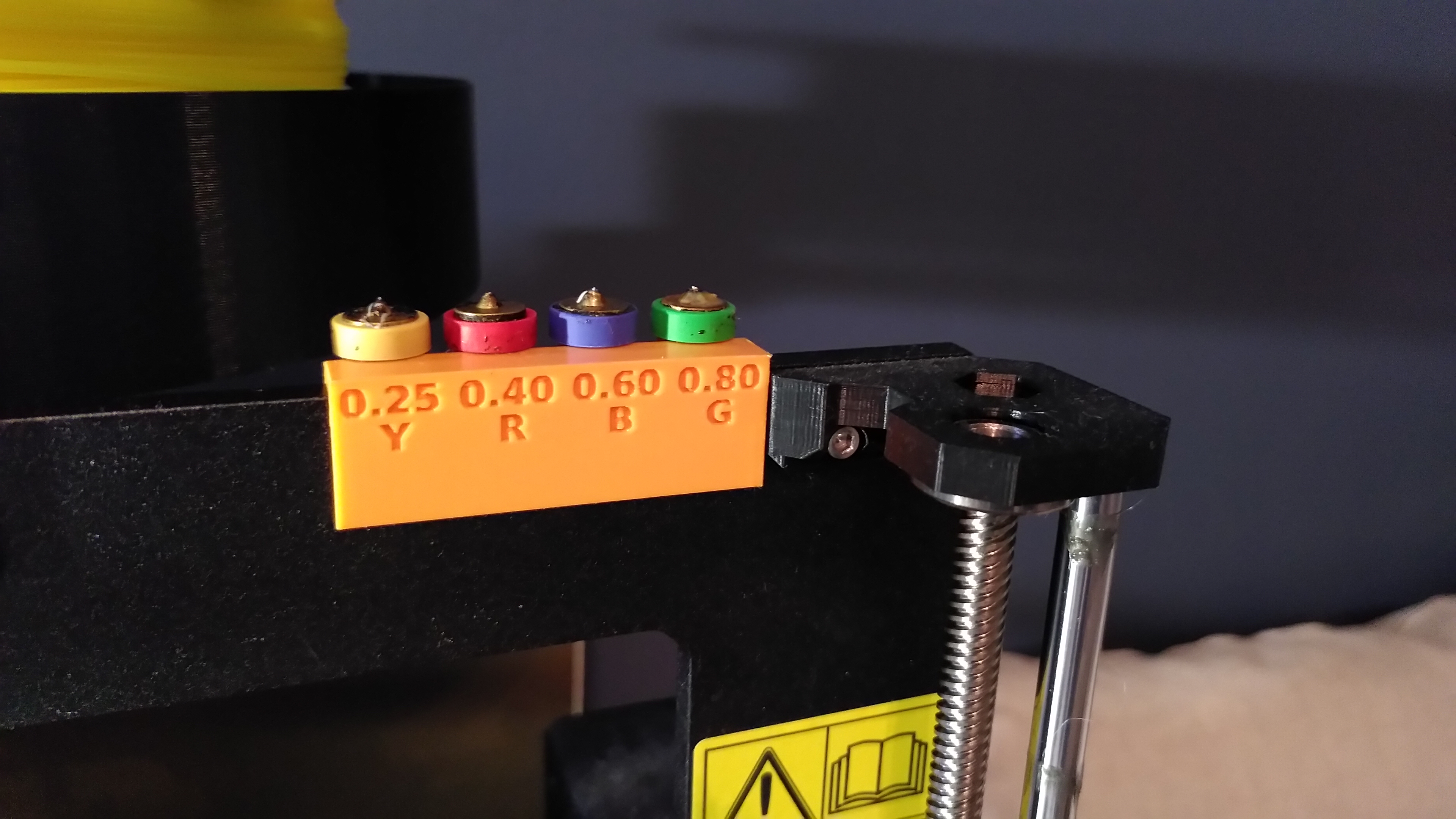 Kệ giữ đầu phun Revo 6 đơn giản