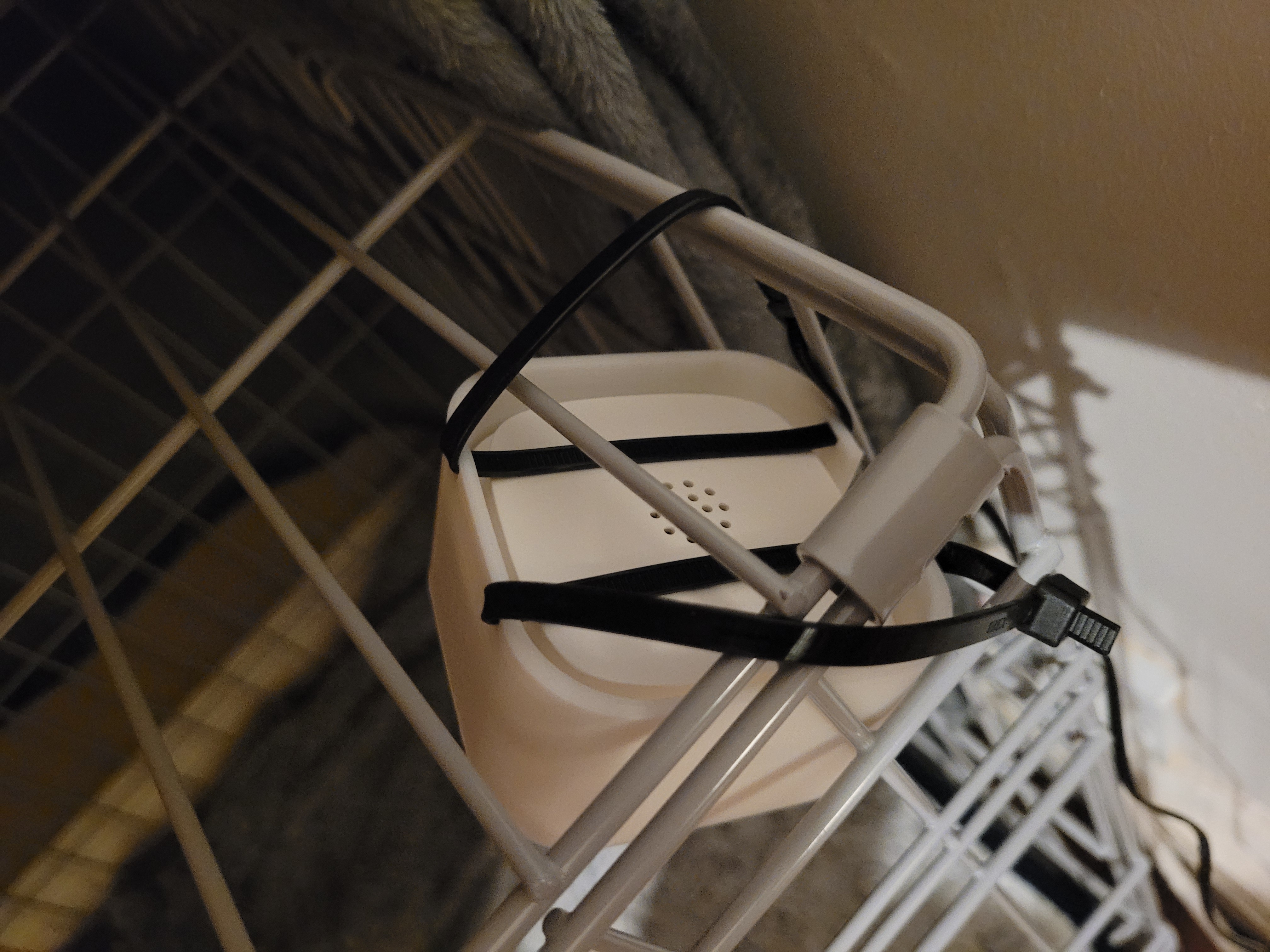 Đế Gắn Camera Tapo C100/TC60 Vào Chuồng Thú Cưng