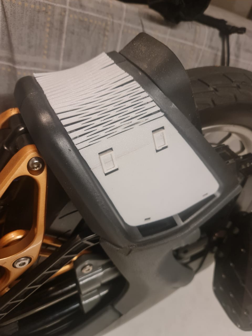 Ốp lưng sau xe Kingsong S18