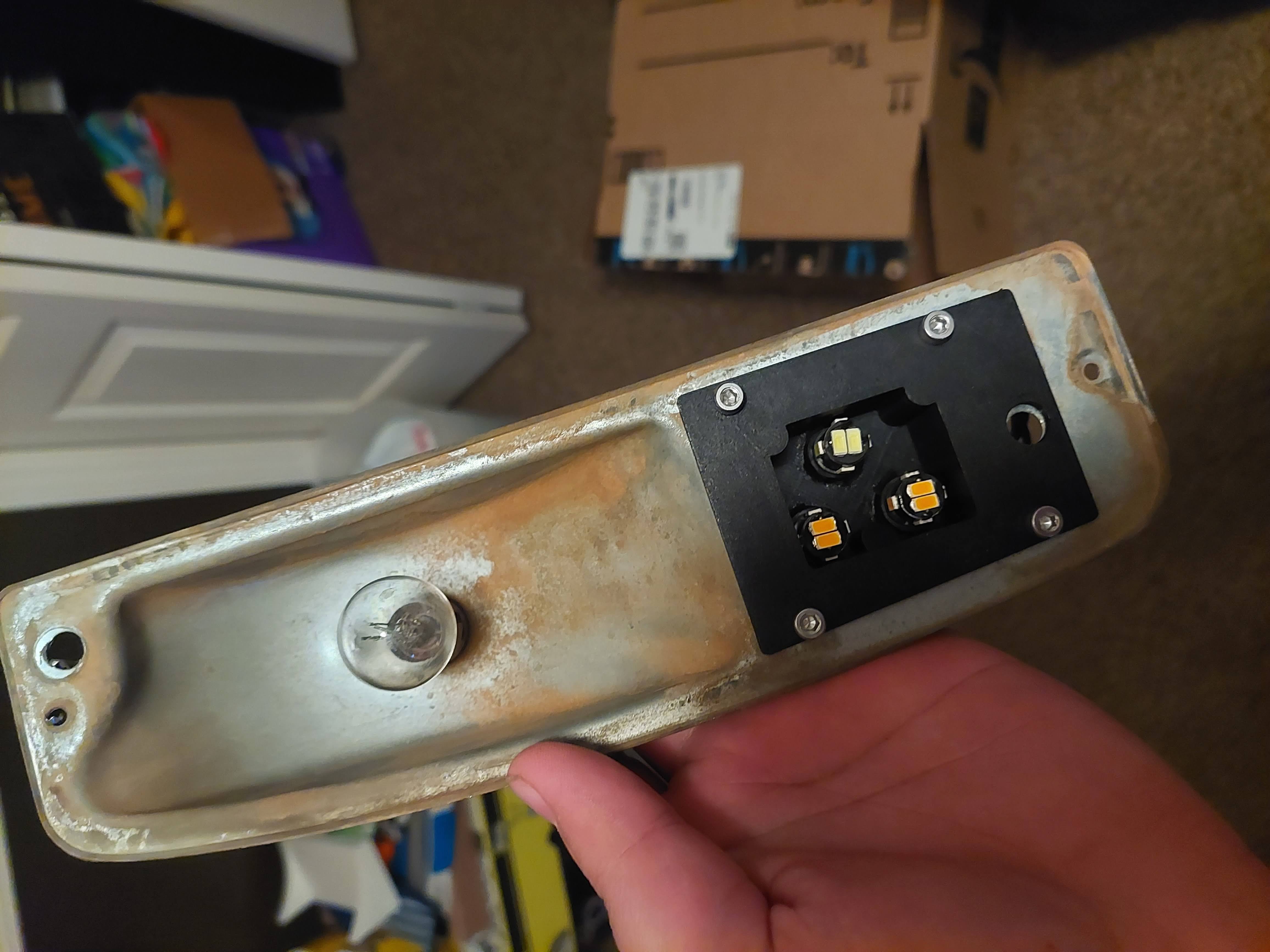 Đèn hậu Ford Bumpside T10 Alt