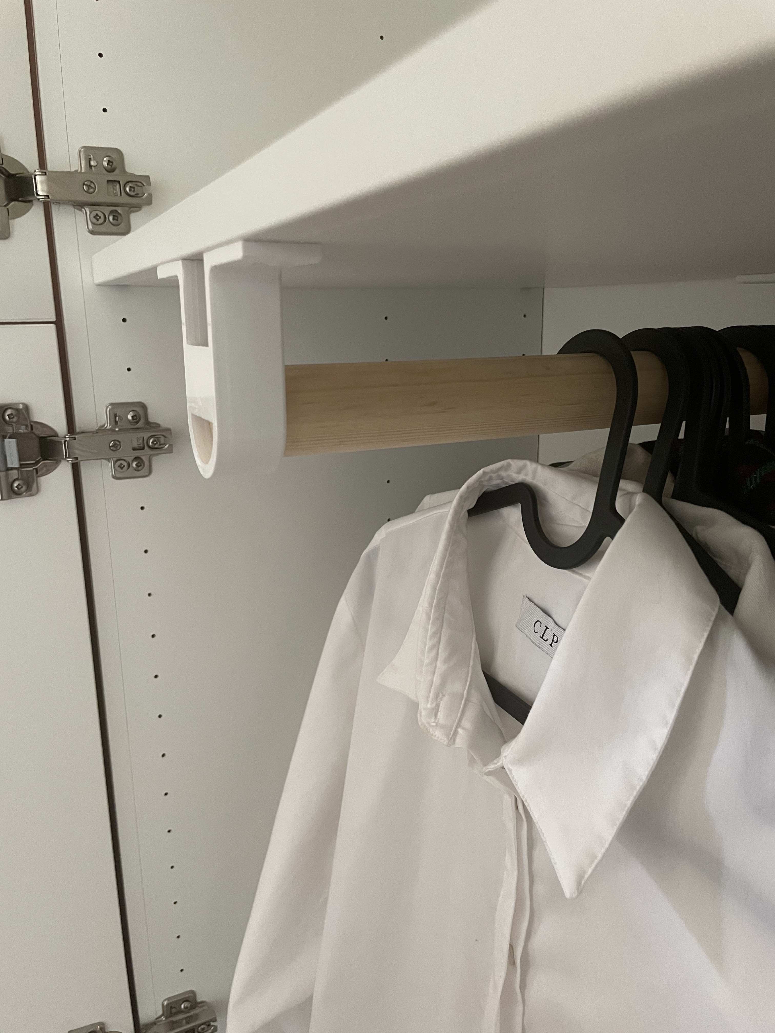 Giá Treo Quần Áo Để Gắn Kệ Tủ