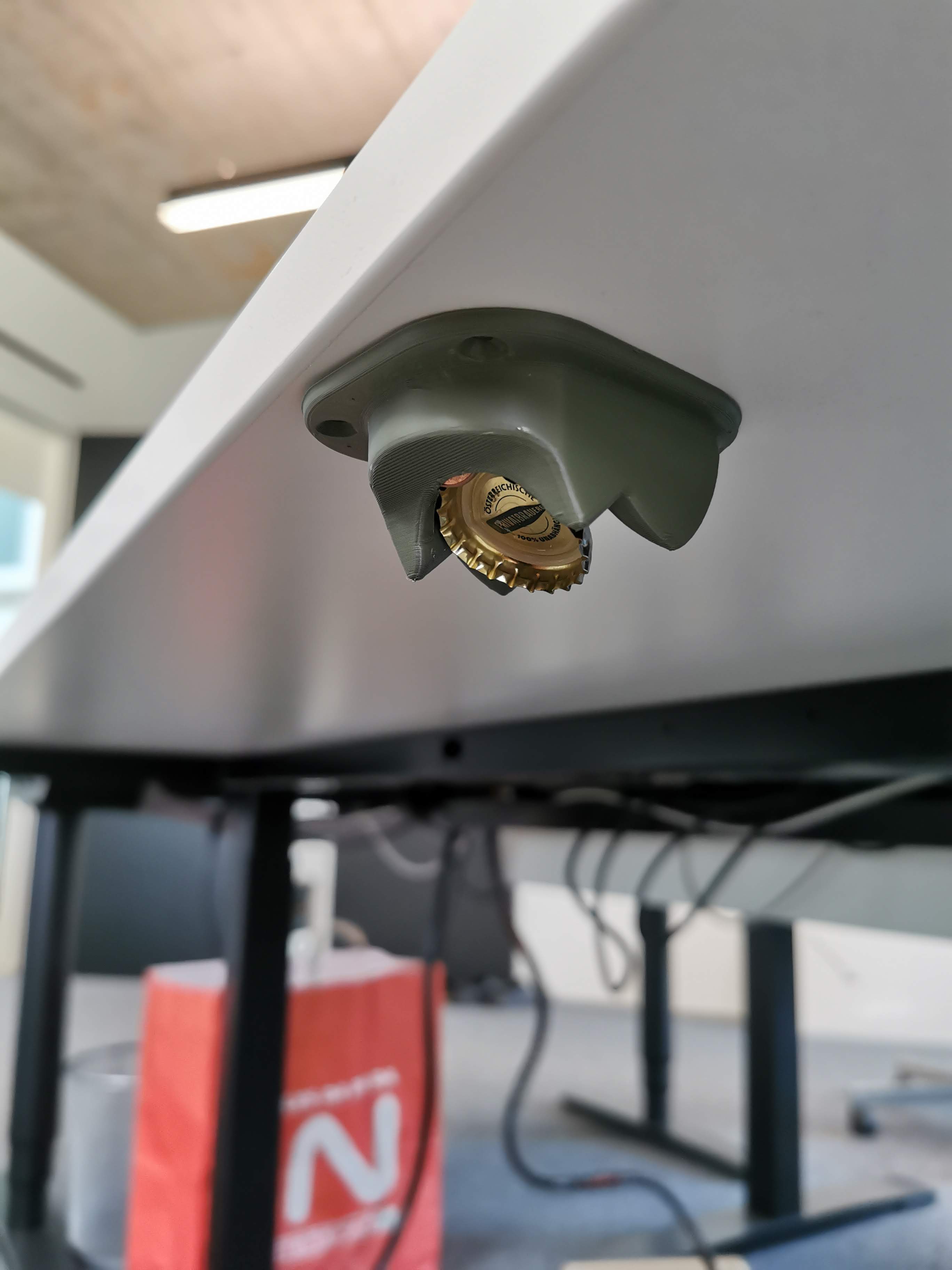 UnderTable - Dụng Cụ Mở Nắp Chai