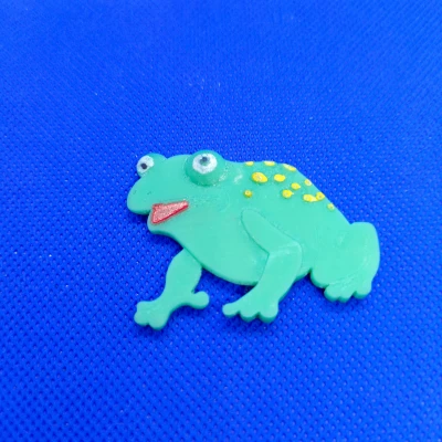 Ghim cài ếch, bông tai ếch, mề đay ếch