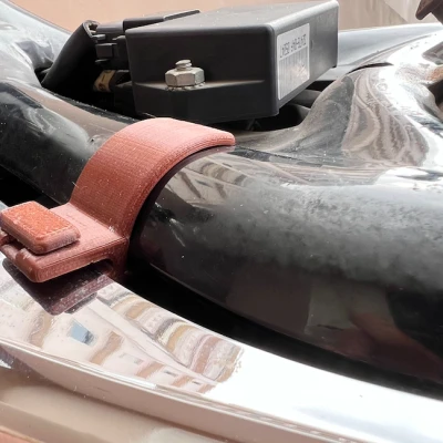 Kẹp nắp bình ắc quy sau Harley Davidson Sportster (Mrk 1.8)