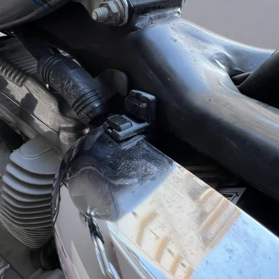 Kẹp che bình ắc quy trước Harley Davidson Sportster (Mrk 1.8)