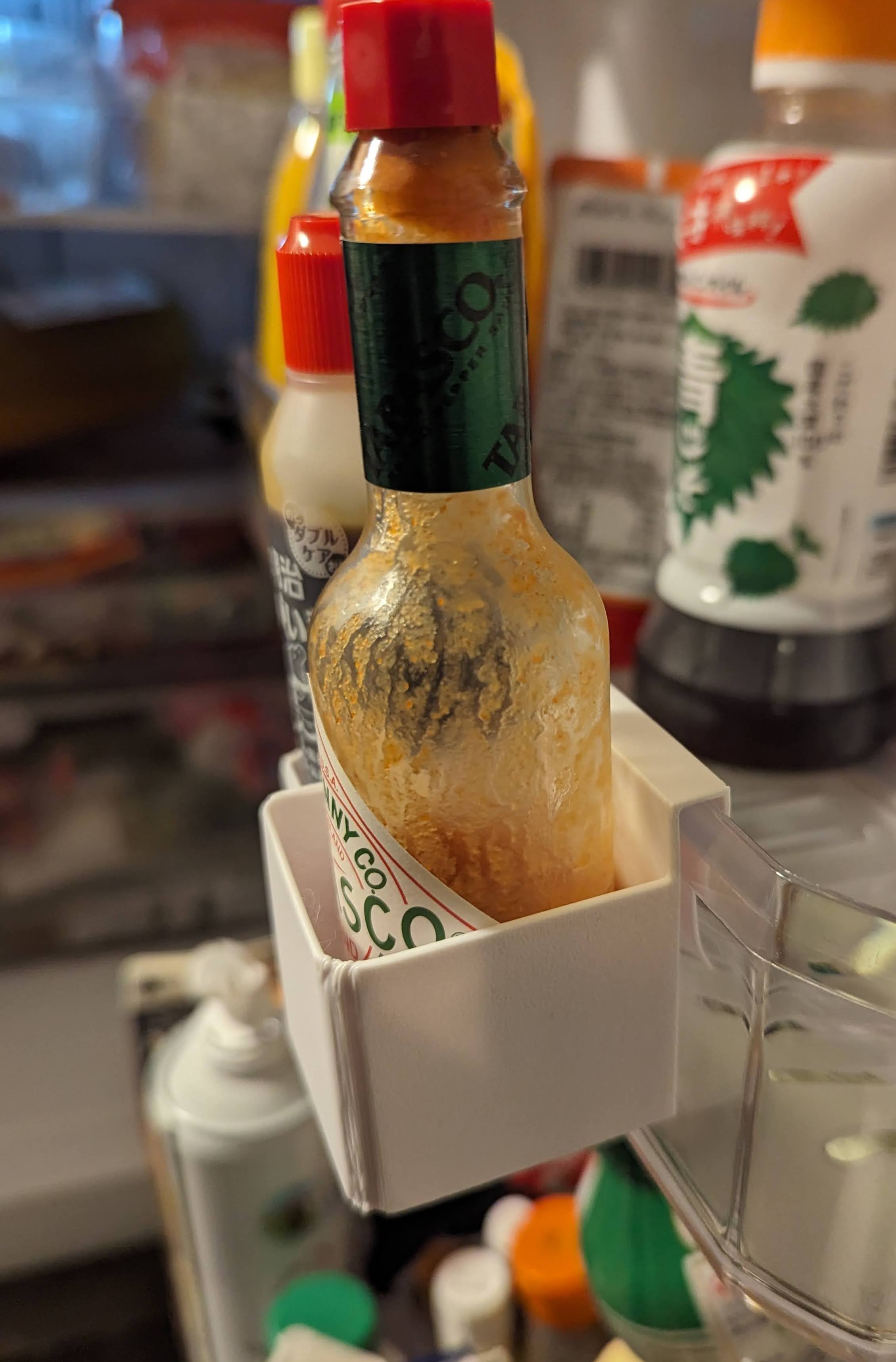 Hộp treo cửa tủ lạnh đựng chai lọ nhỏ và sốt