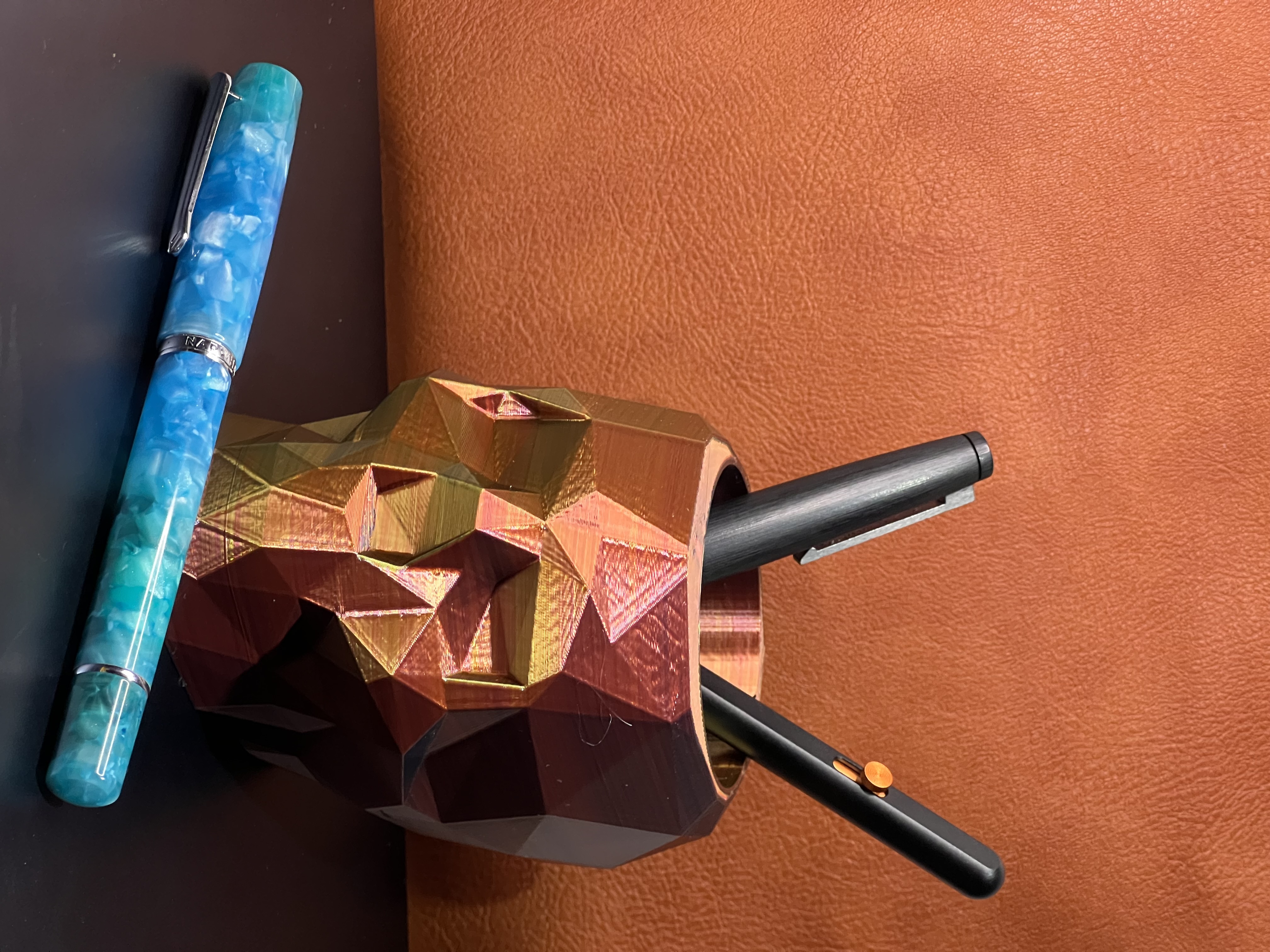 Chậu Cắm Bút Hình Đầu Lâu Low Poly