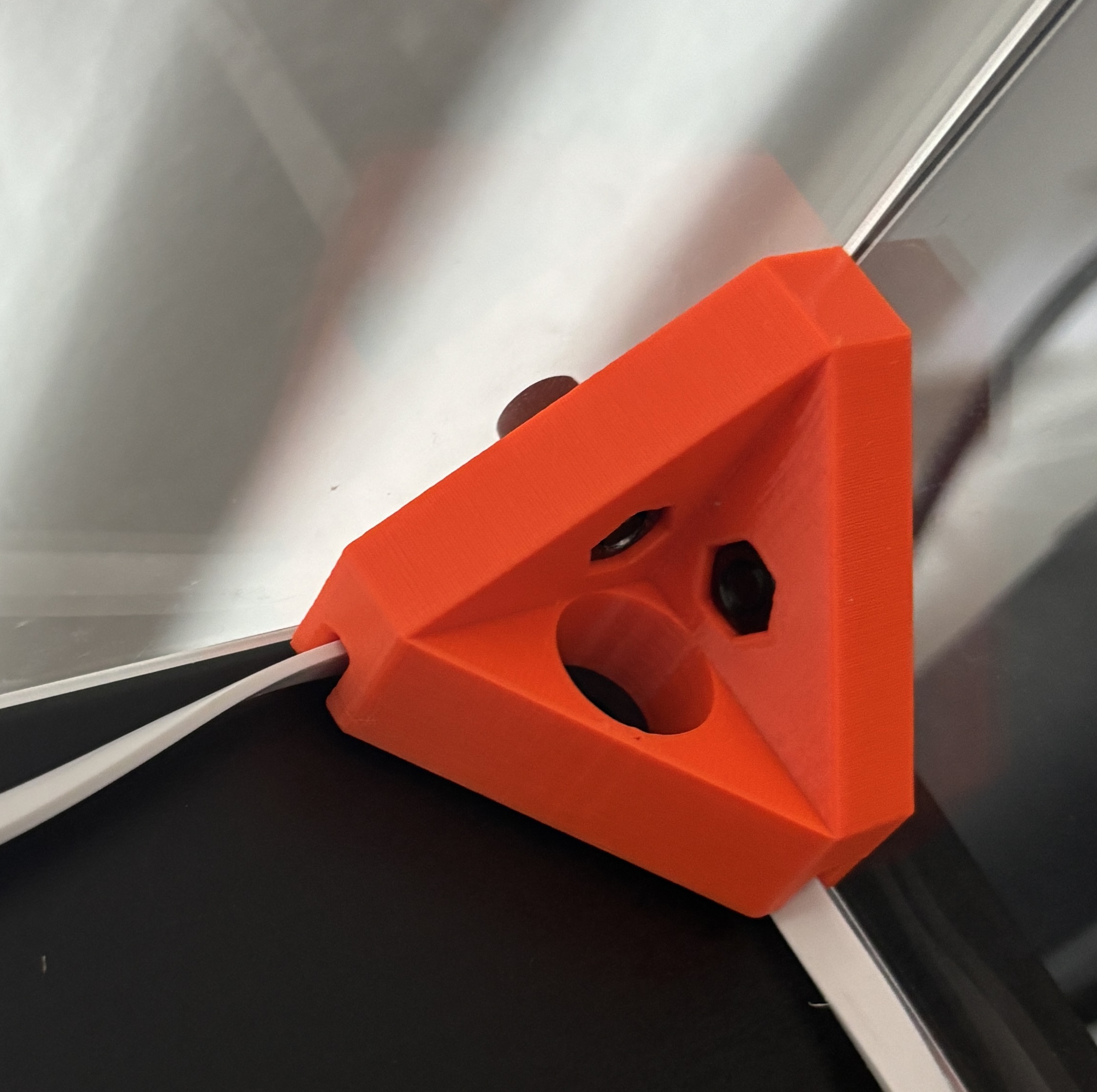 Chân đế DELACK Enclosure có Kênh Luồn Dây