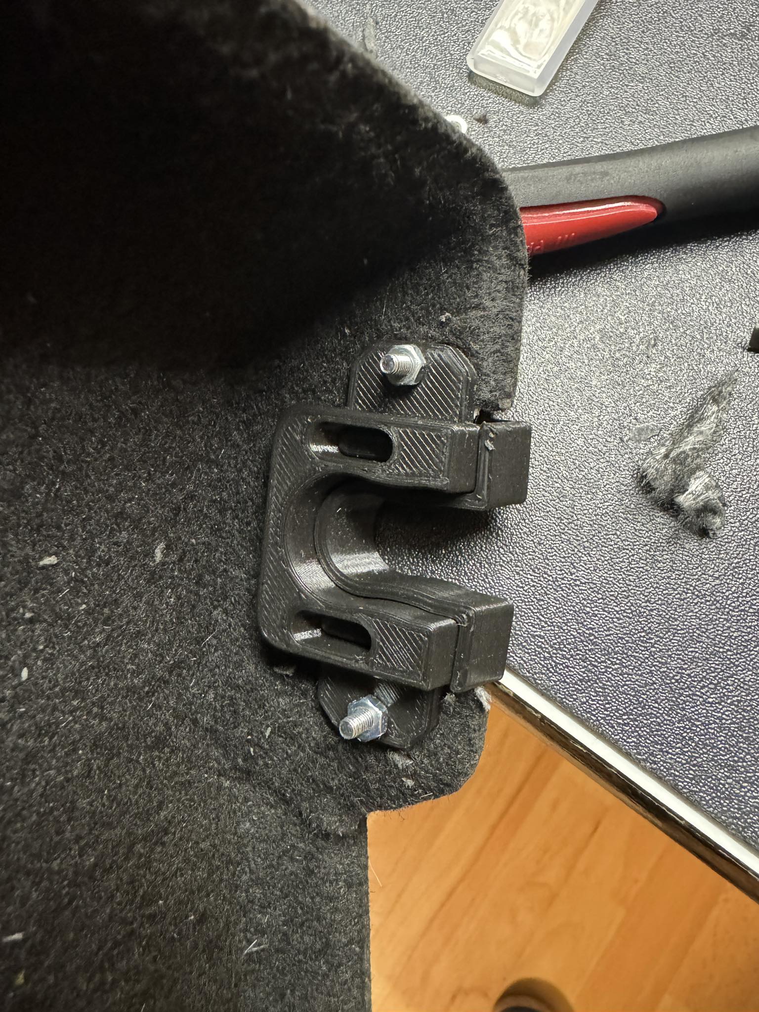 Kẹp cố định cốp xe Ford Fiesta/Focus