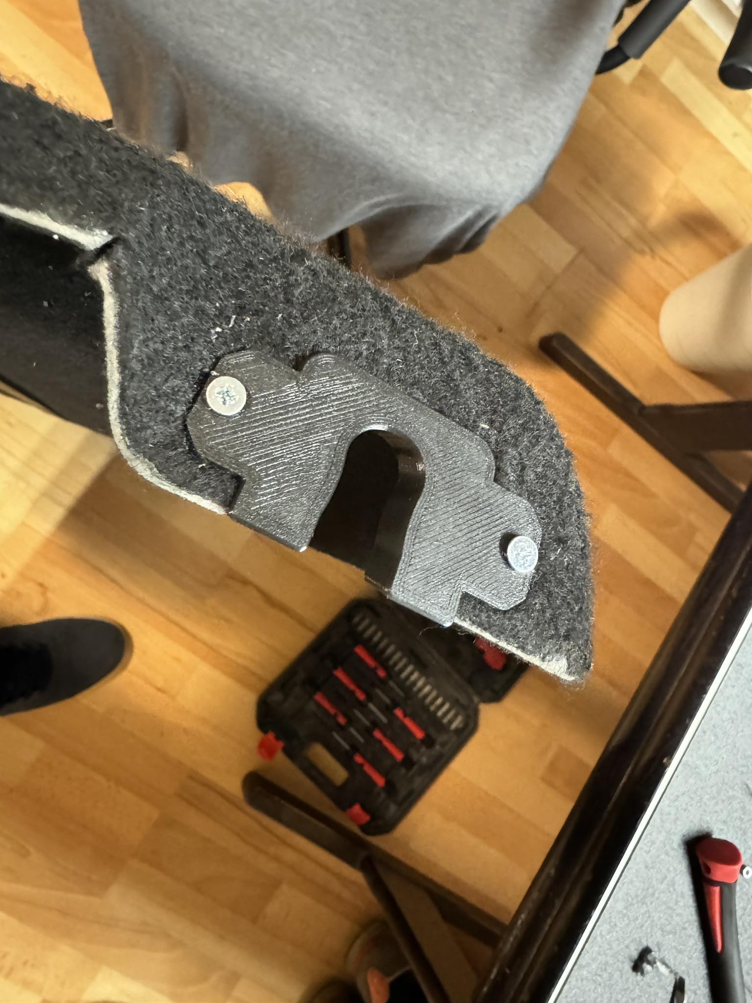 Kẹp cố định cốp xe Ford Fiesta/Focus