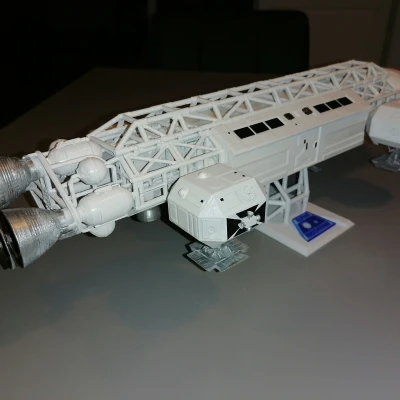 Chân đế trưng bày tàu vận tải Eagle Space 1999 và logo