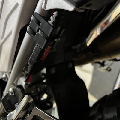 Pat Gắn Dây Sạc Noco Cho Sườn Xe Máy