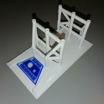 Chân đế trưng bày tàu vận tải Eagle Space 1999 và logo