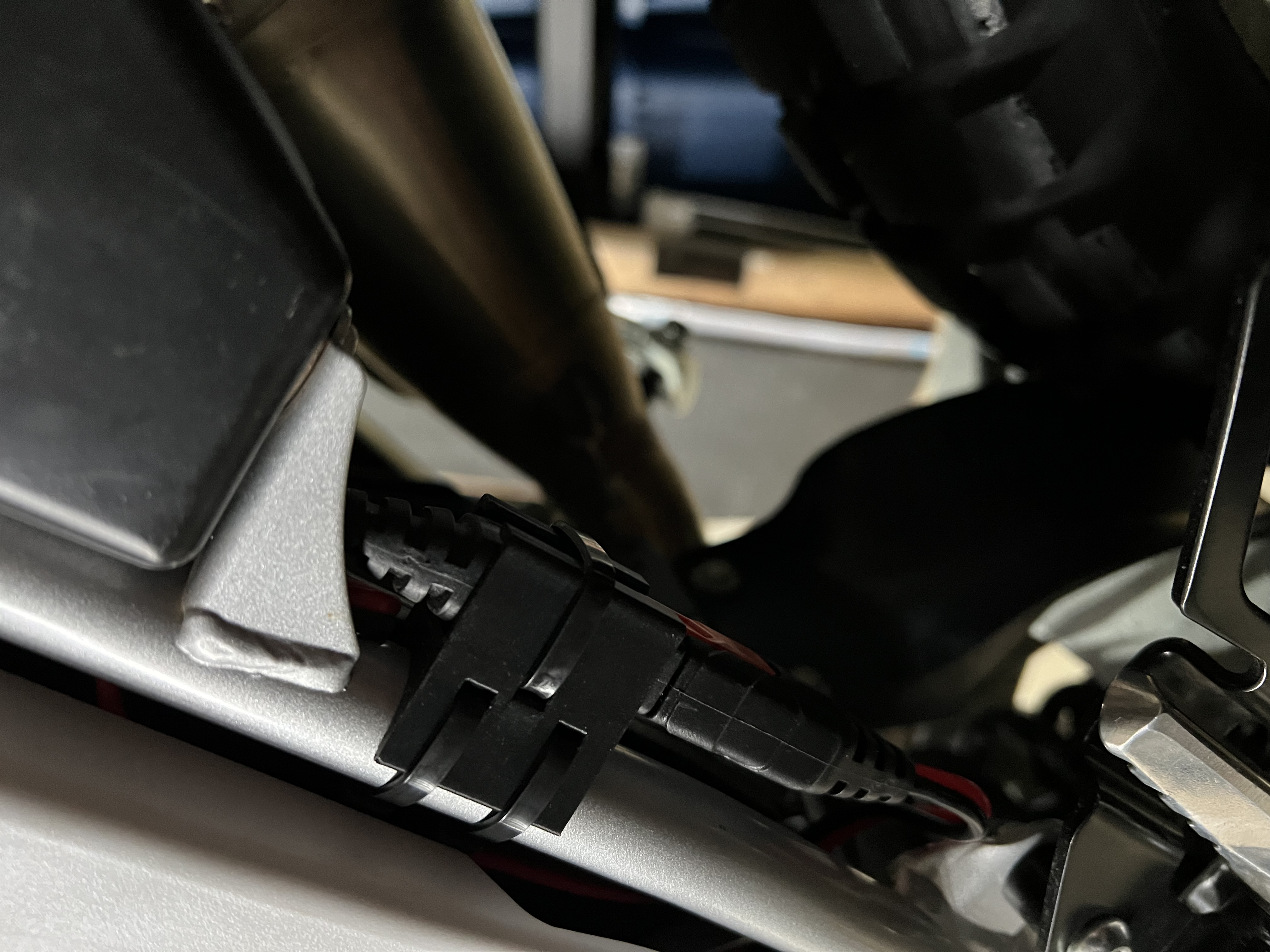 Pat Gắn Dây Sạc Noco Cho Sườn Xe Máy