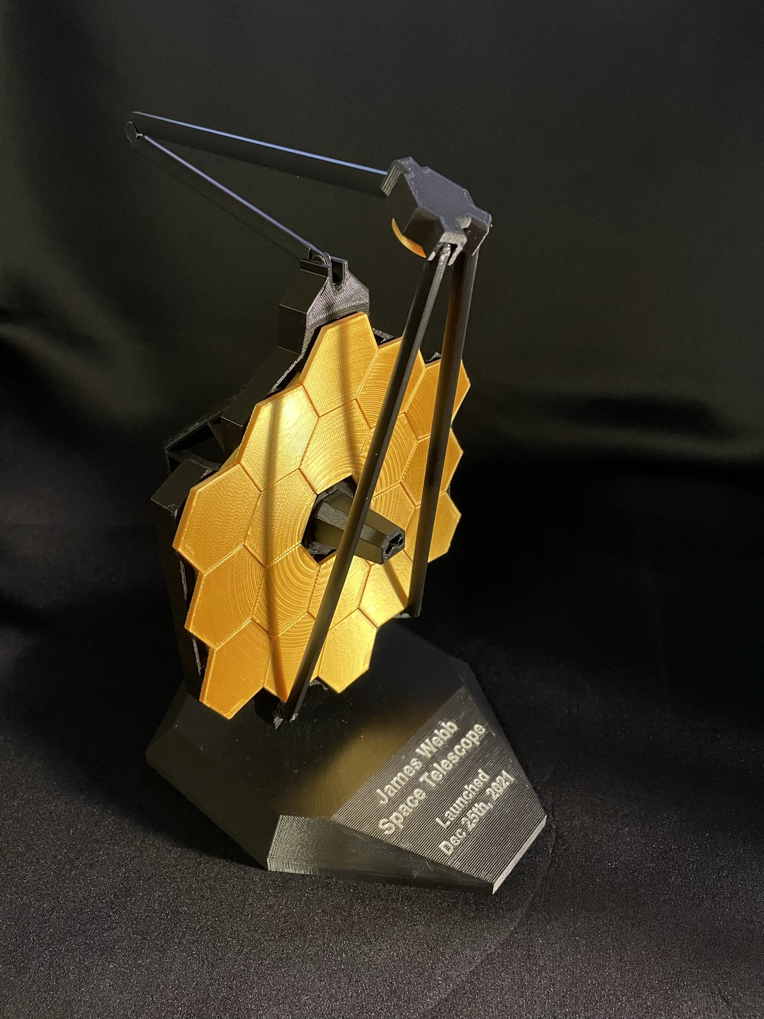 Gương Kính Viễn Vọng James Webb có Cánh Tay Gập
