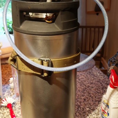 Khung giữ bình gas Sodastream cho keg bia Korny