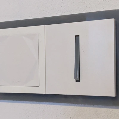 Adapter và nắp che cho nút Loxone Touch Air sang khung ABB Neo