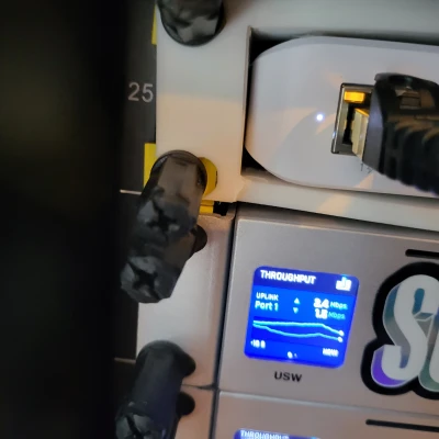 Giá đỡ rack 1U cho Unifi 8 Lite POE (USW-Lite-8-POE) có rãnh đi dây (cần chỉnh sửa)