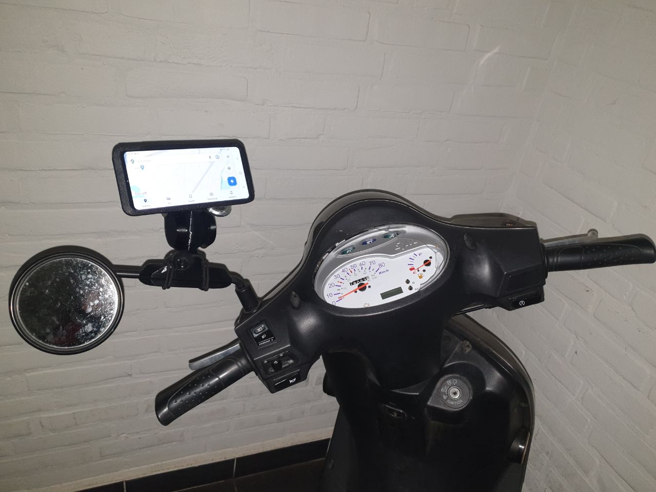 Điện thoại gắn kiếng chiếu hậu xe máy