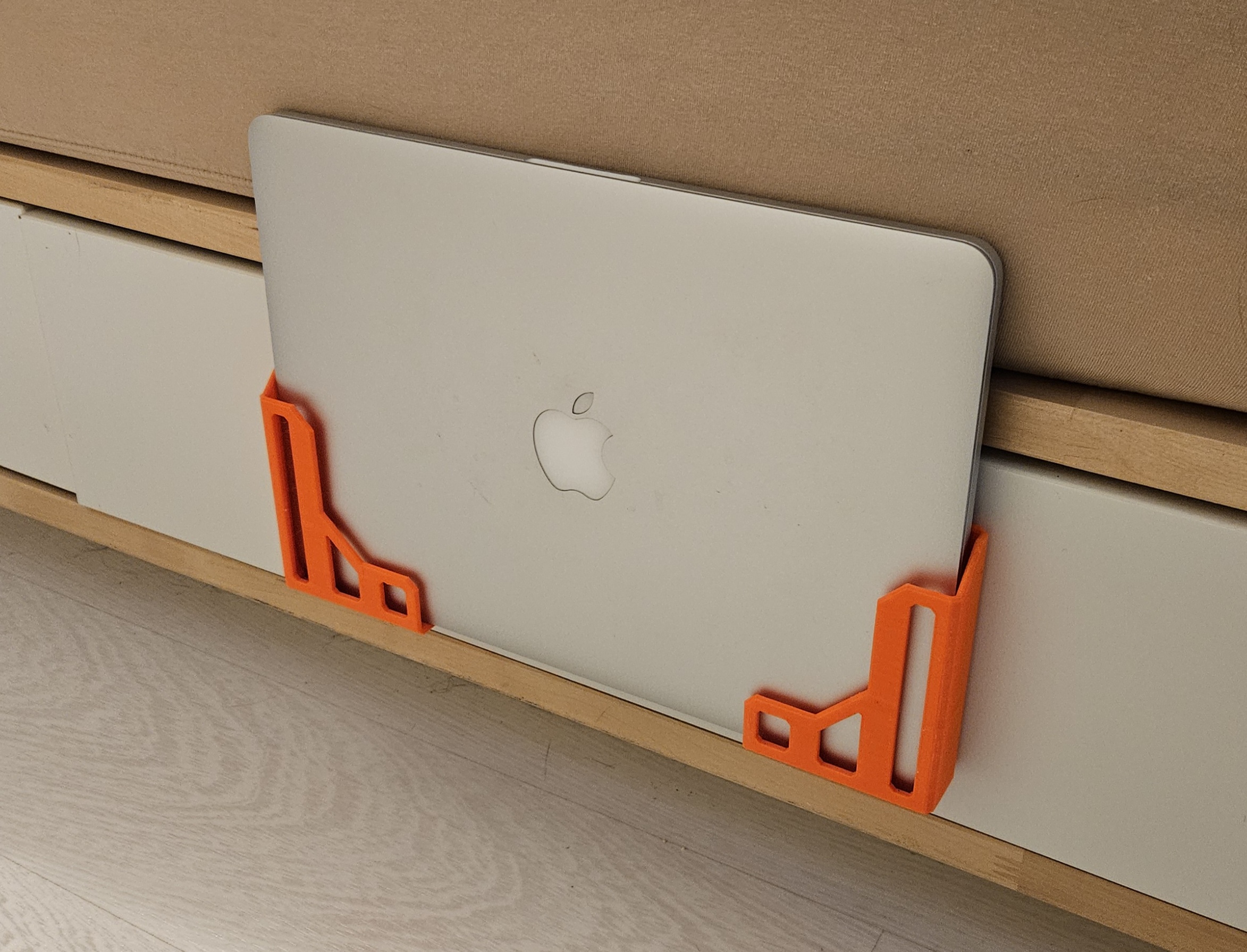 Kệ Đựng PC hoặc Máy Tính Bảng Gắn Tường