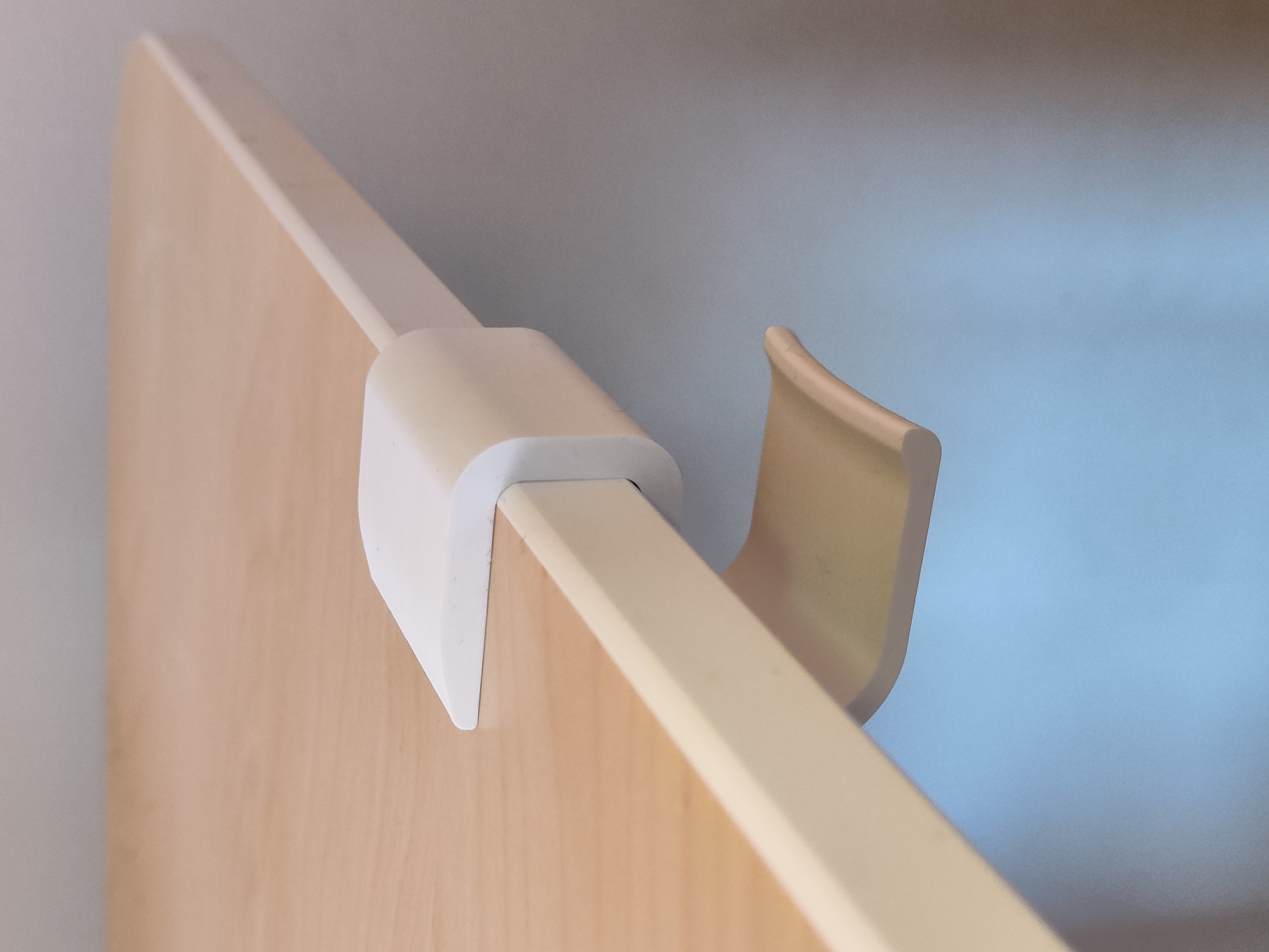 Móc treo tai nghe Corsair Virtuoso - Bàn IKEA BEKANT