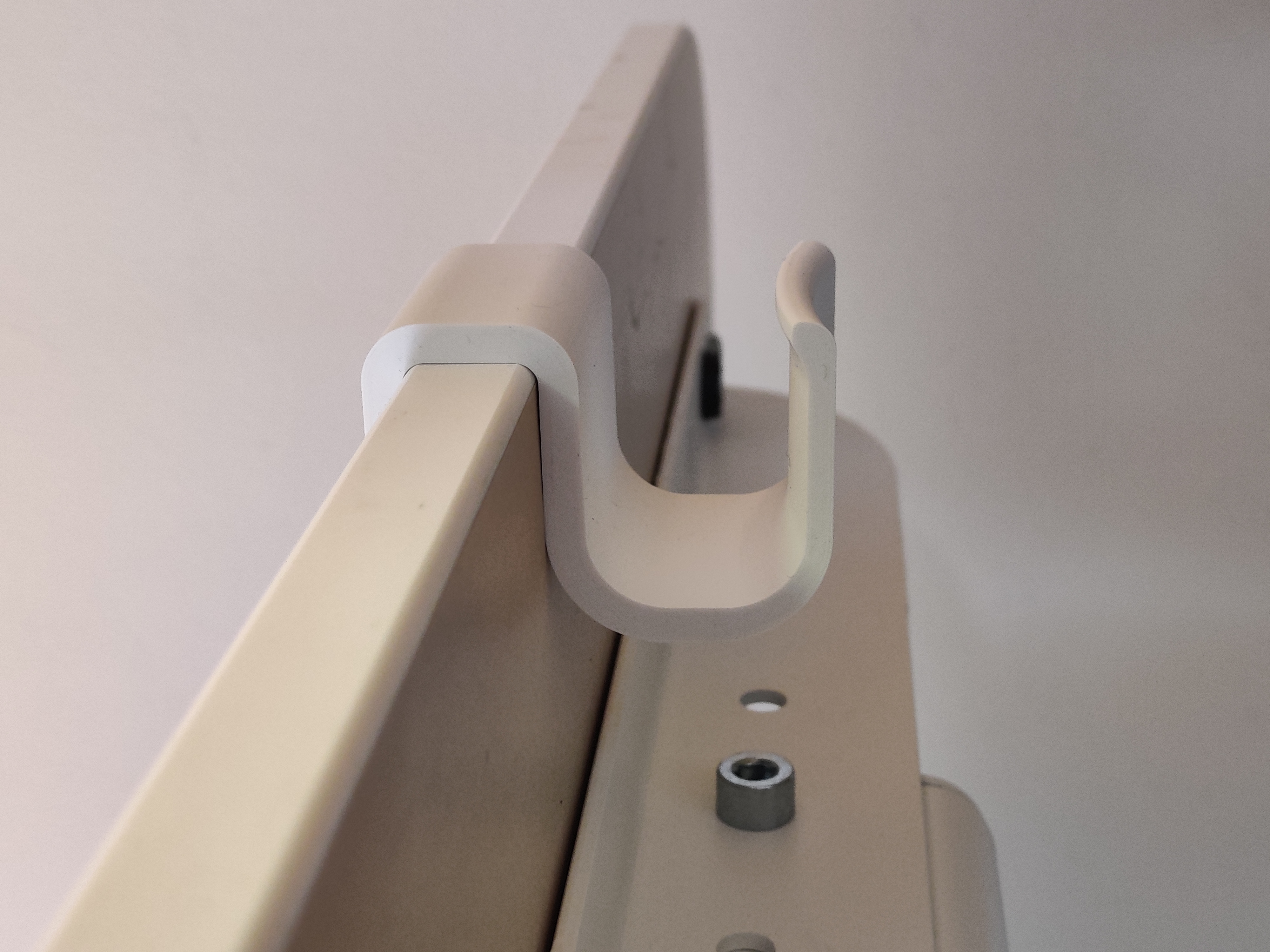 Móc treo tai nghe Corsair Virtuoso - Bàn IKEA BEKANT