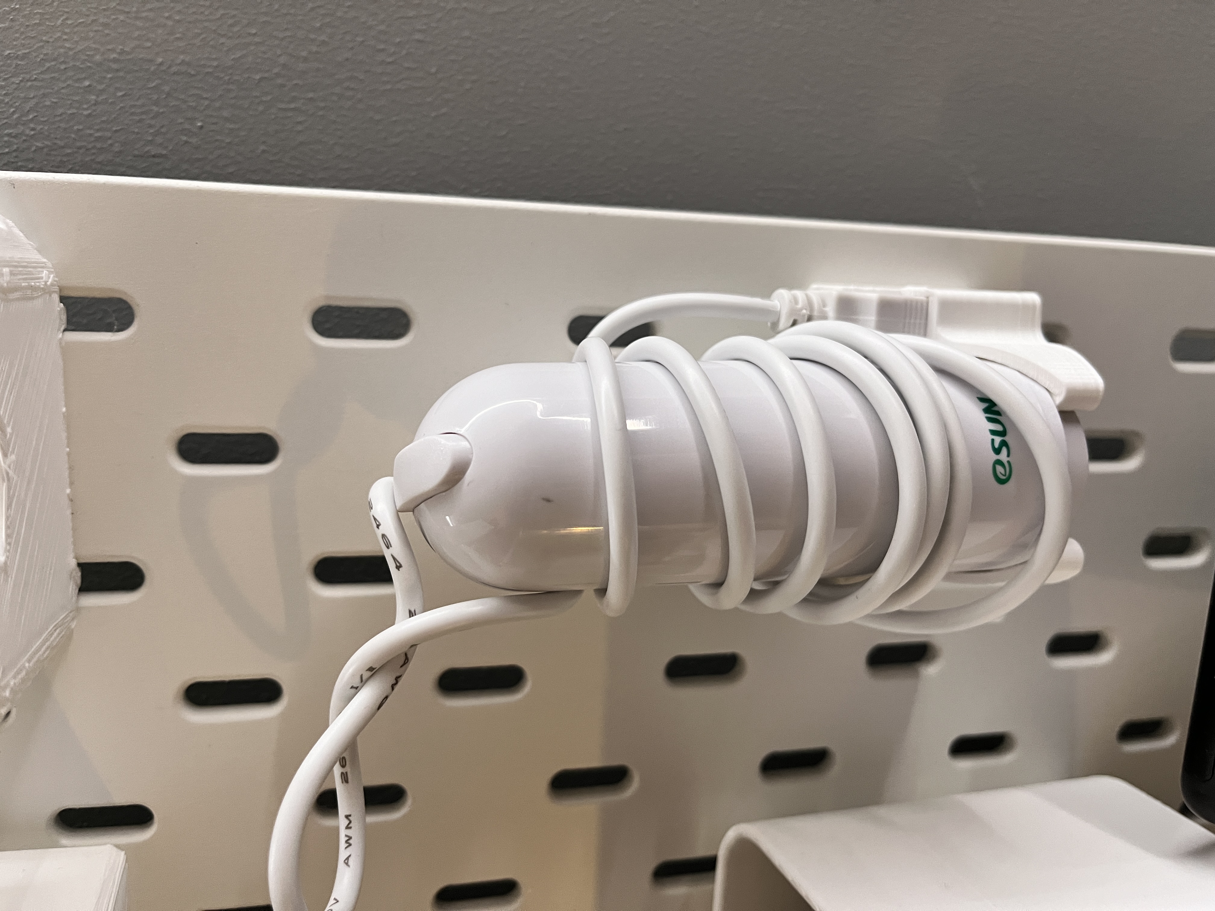 Máy bơm chân không Esun gắn bảng Skadis