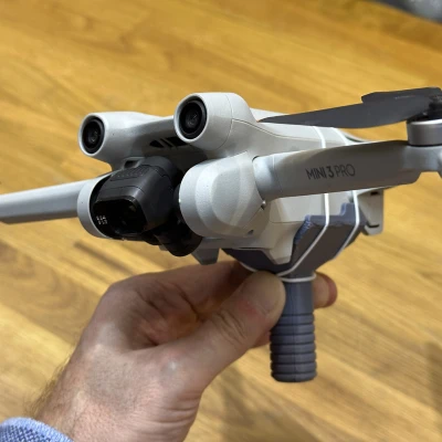 Tay cầm DJI Mini 3 Pro để hạ cánh trên thuyền