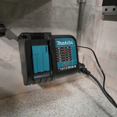 Giá đỡ sạc Makita cho sạc DC18SD