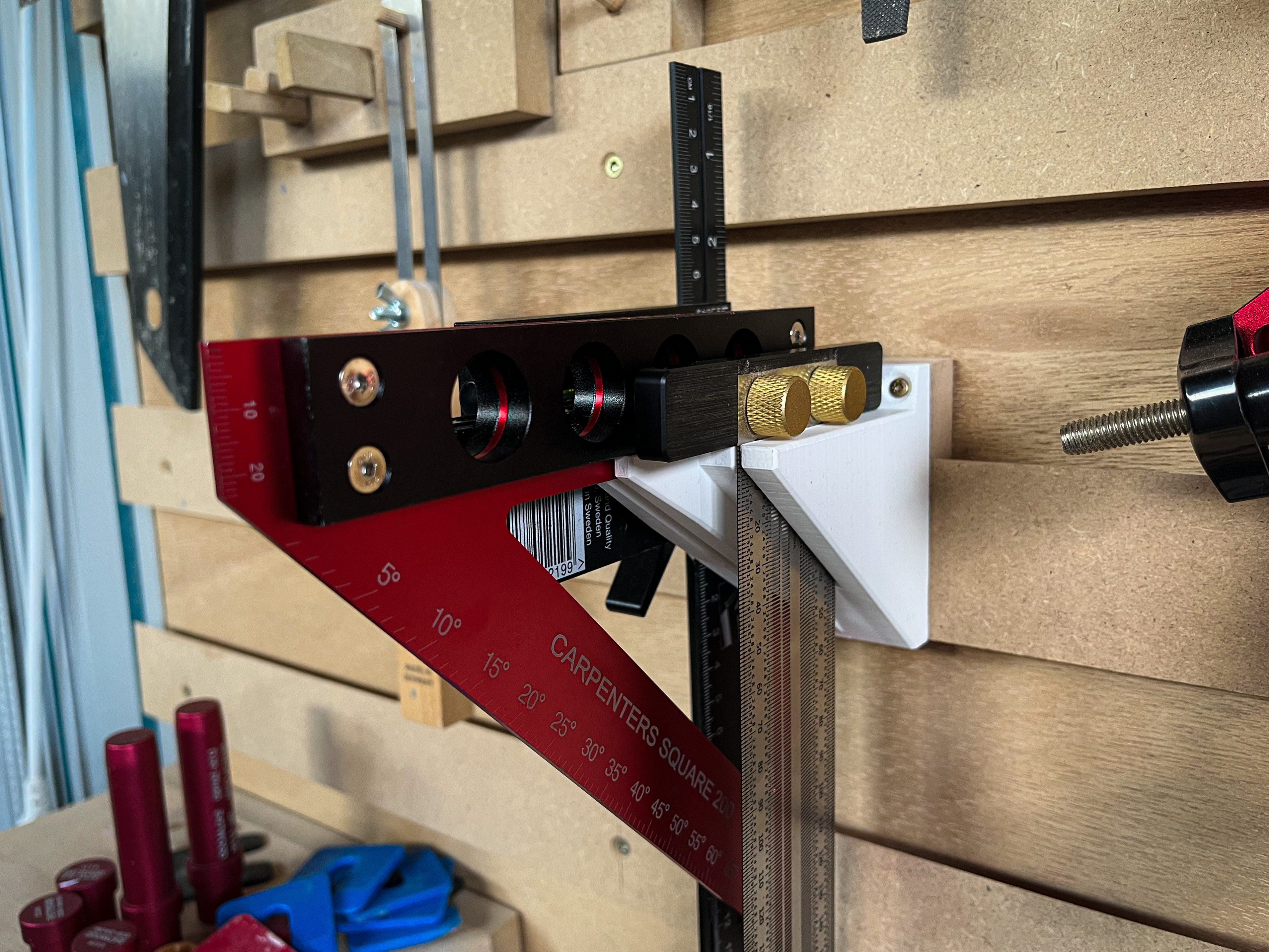 Giá treo dụng cụ đo tiết kiệm không gian