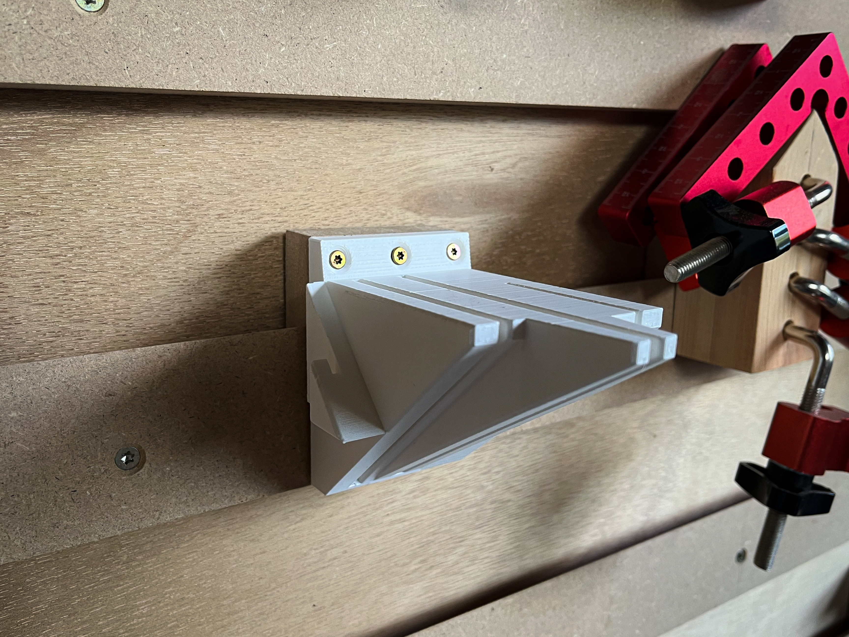 Giá treo dụng cụ đo tiết kiệm không gian