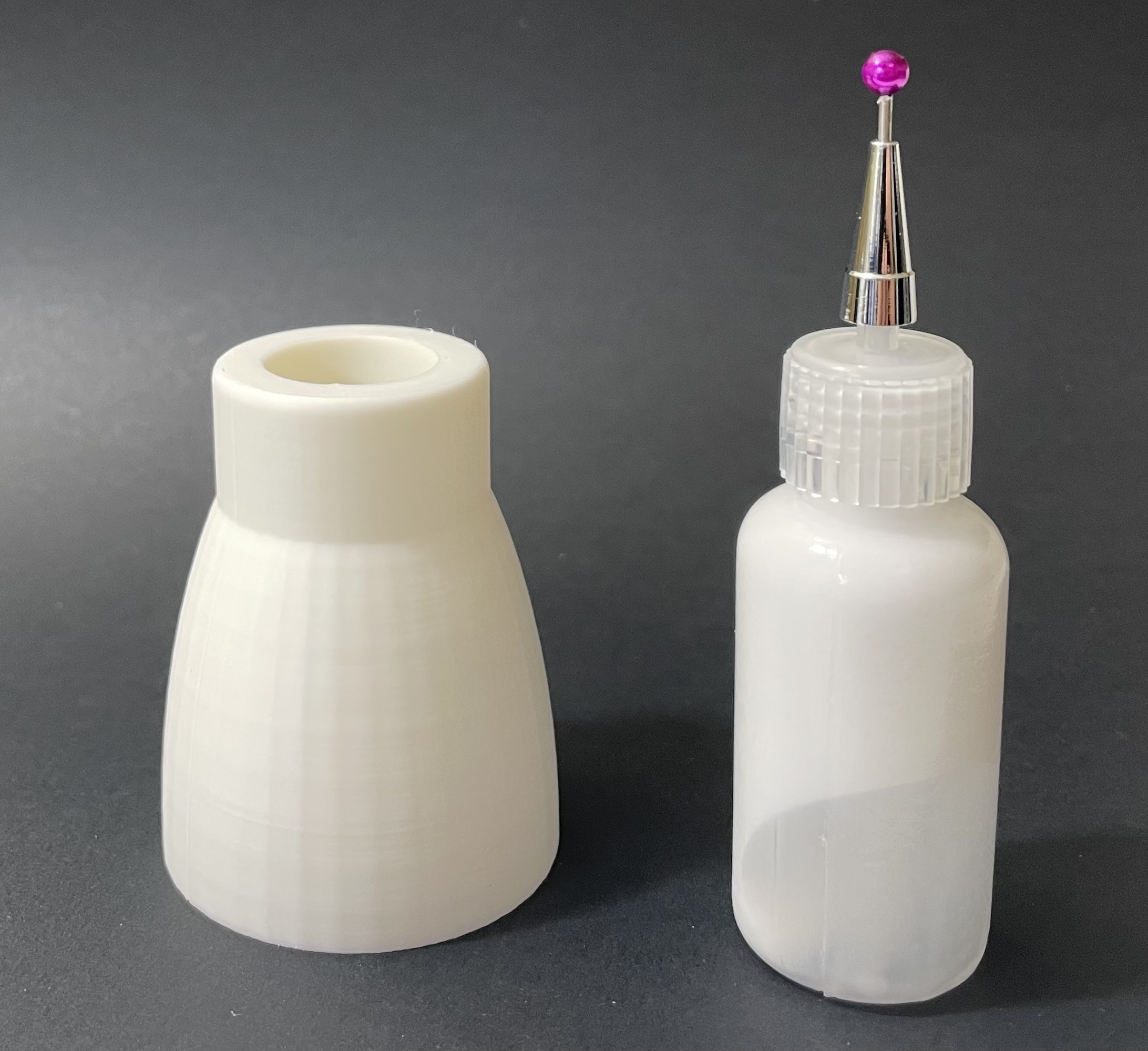 Chân Đế Giữ Chai Keo Úp Ngược