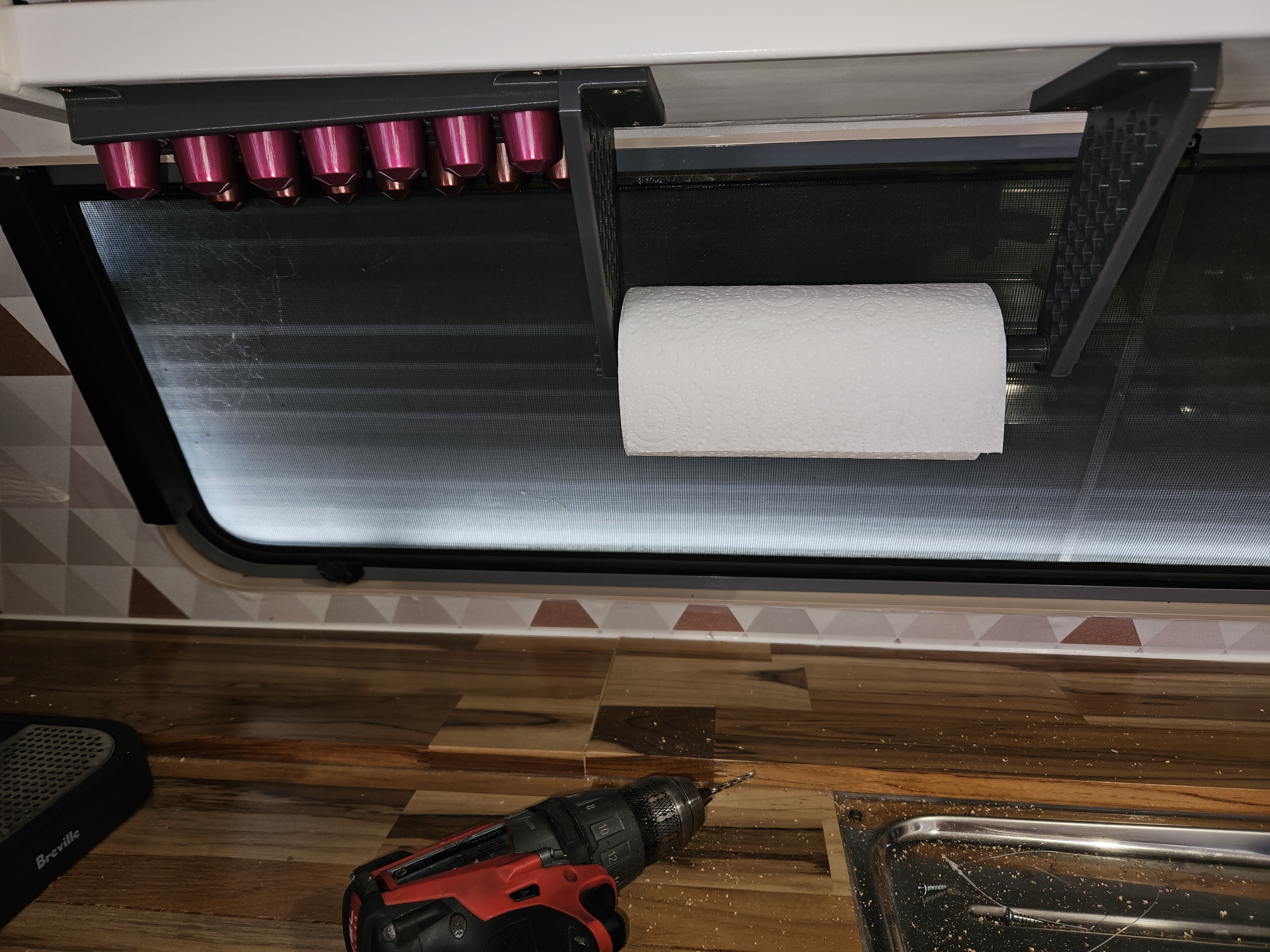 Giá Treo Khăn Giấy Dưới Tủ