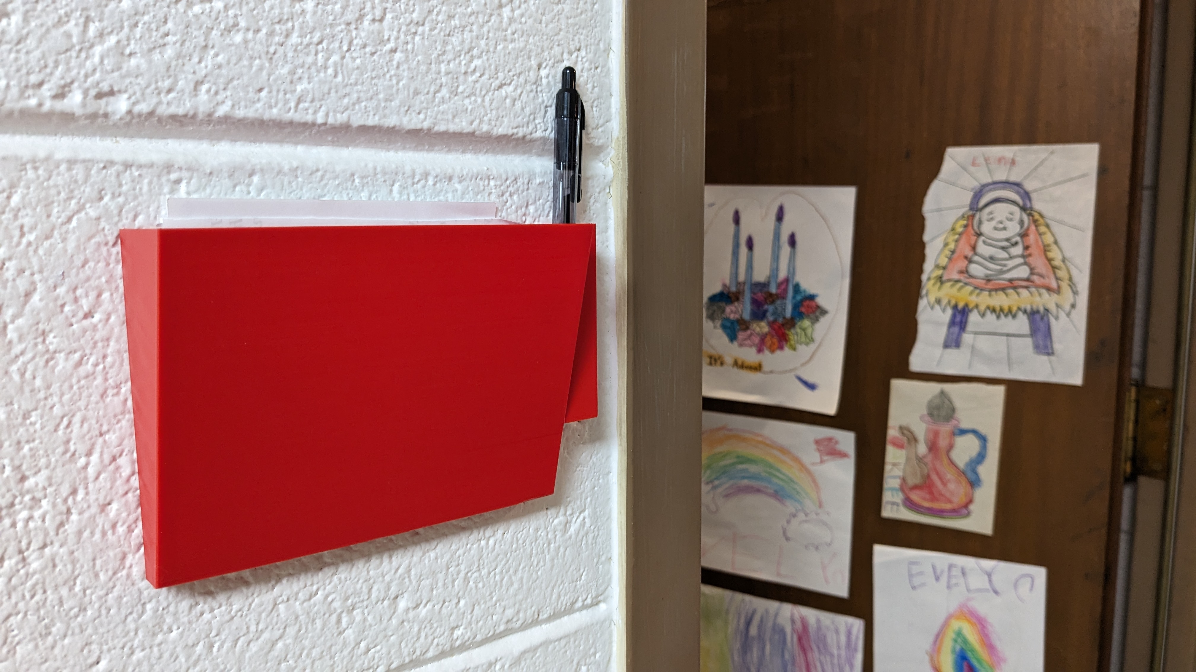 Chỗ Cắm Bút Và Giấy Ghi Chú Dán Tủ Lạnh Hoặc Để Bàn