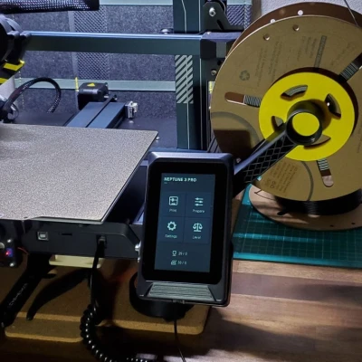 Giá đỡ tùy chỉnh cho phép di chuyển bảng điều khiển và giá đỡ cuộn chỉ trên Elegoo Neptune 3 Pro