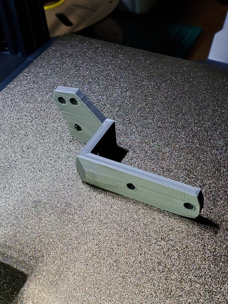 Giá đỡ tùy chỉnh cho phép di chuyển bảng điều khiển và giá đỡ cuộn chỉ trên Elegoo Neptune 3 Pro