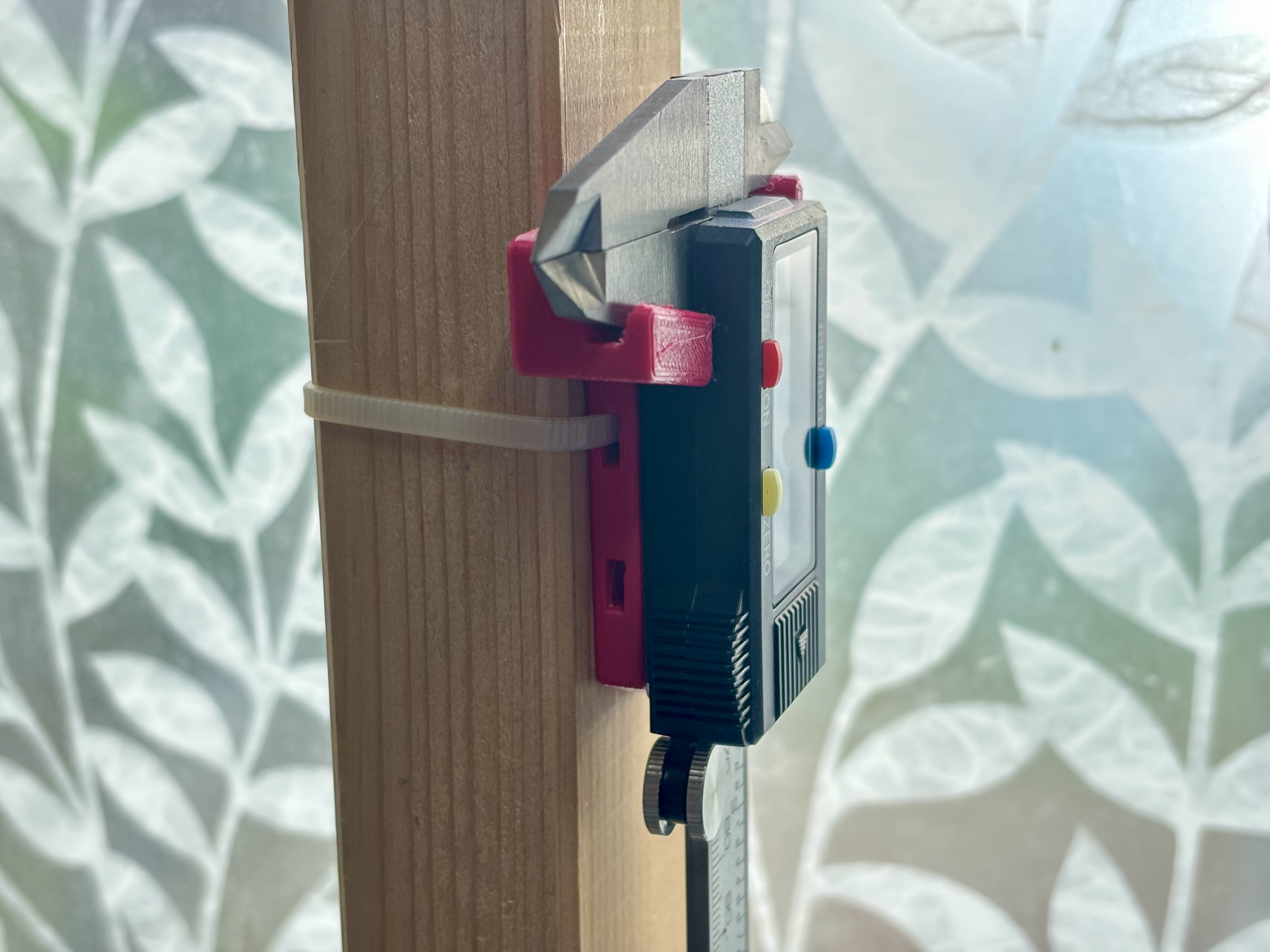 Kẹp Giữ Thước Kẹp Có Gắn Dây Rút