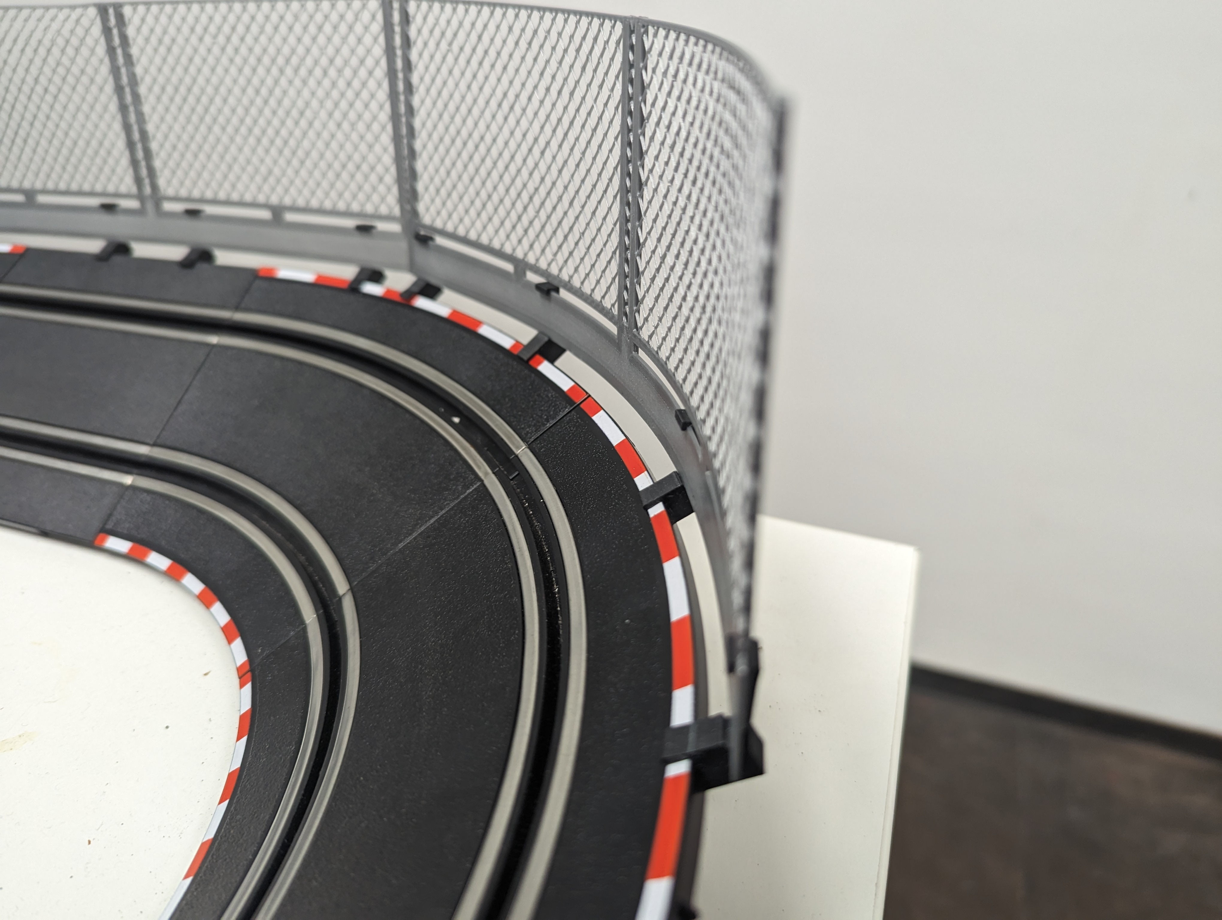 Hàng Rào An Toàn Cho Đường Đua Cong Gấp