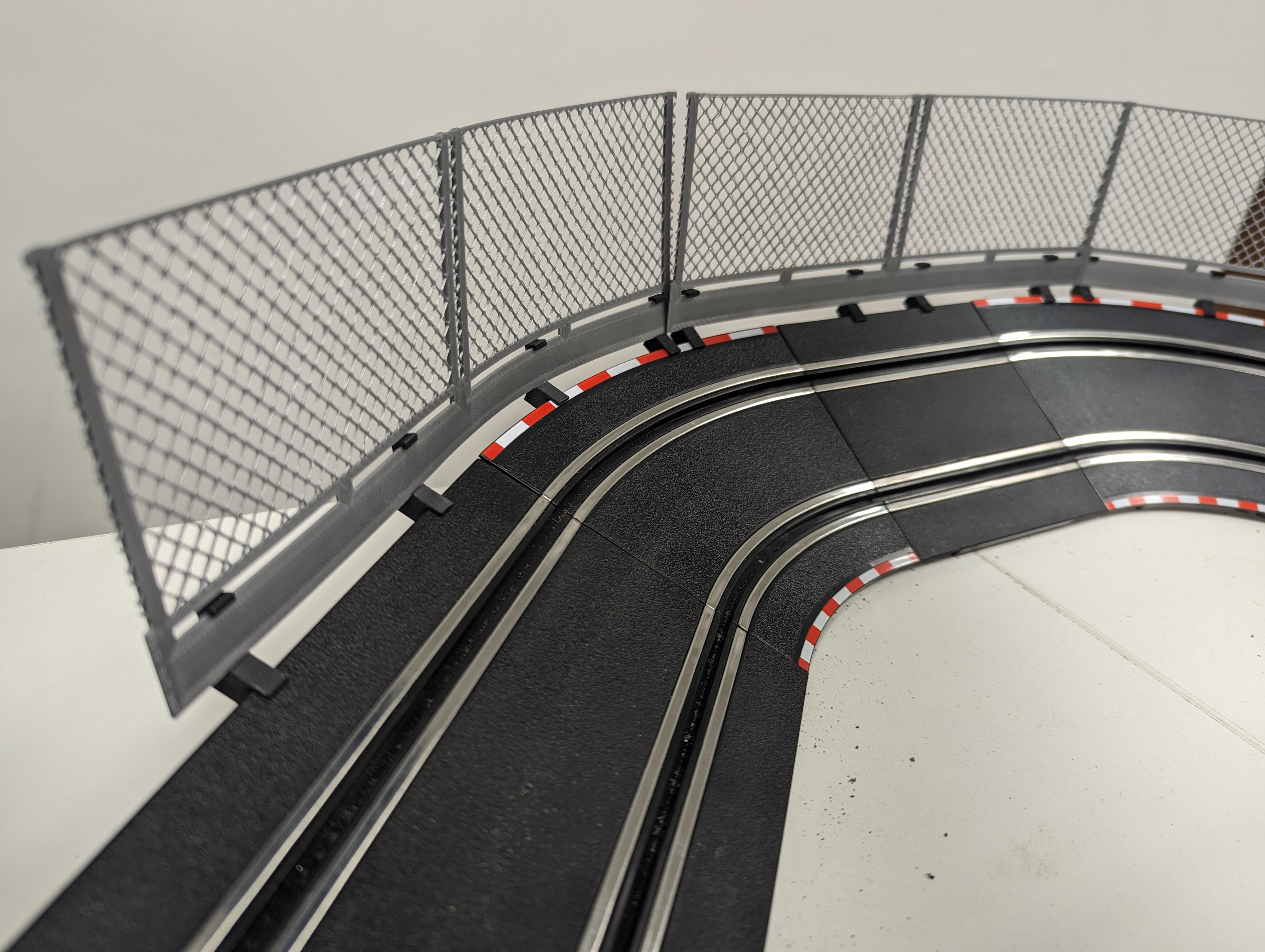 Hàng Rào An Toàn Cho Đường Đua Cong Gấp