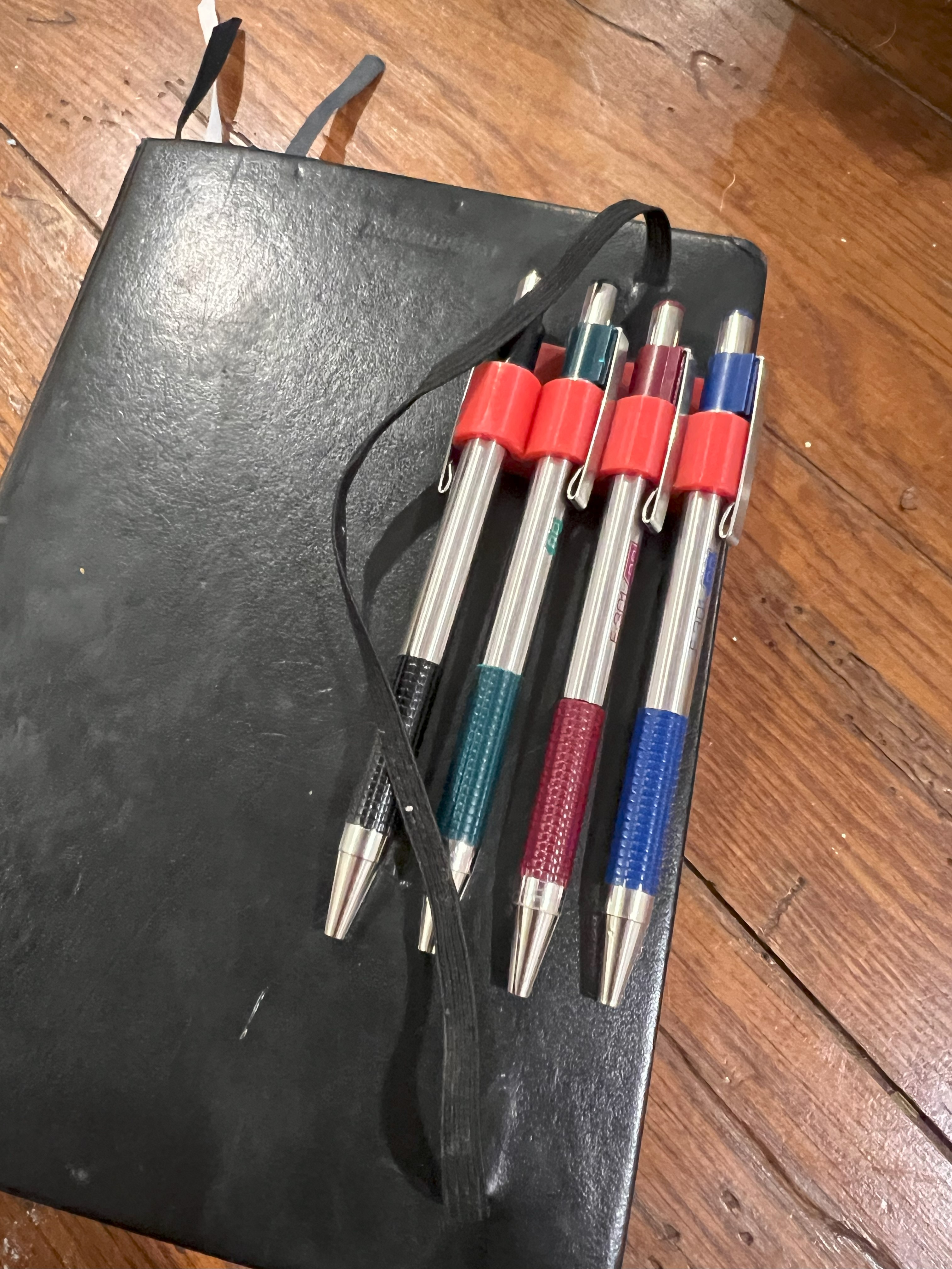 Kệ Bút Bốn Ngòi Cho Sổ Tay