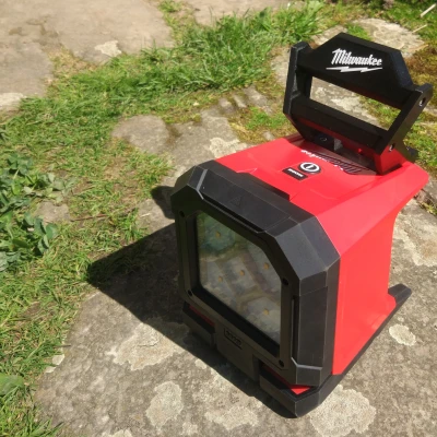 Tay cầm cho Đèn chiếu sáng Milwaukee M18 ROVER